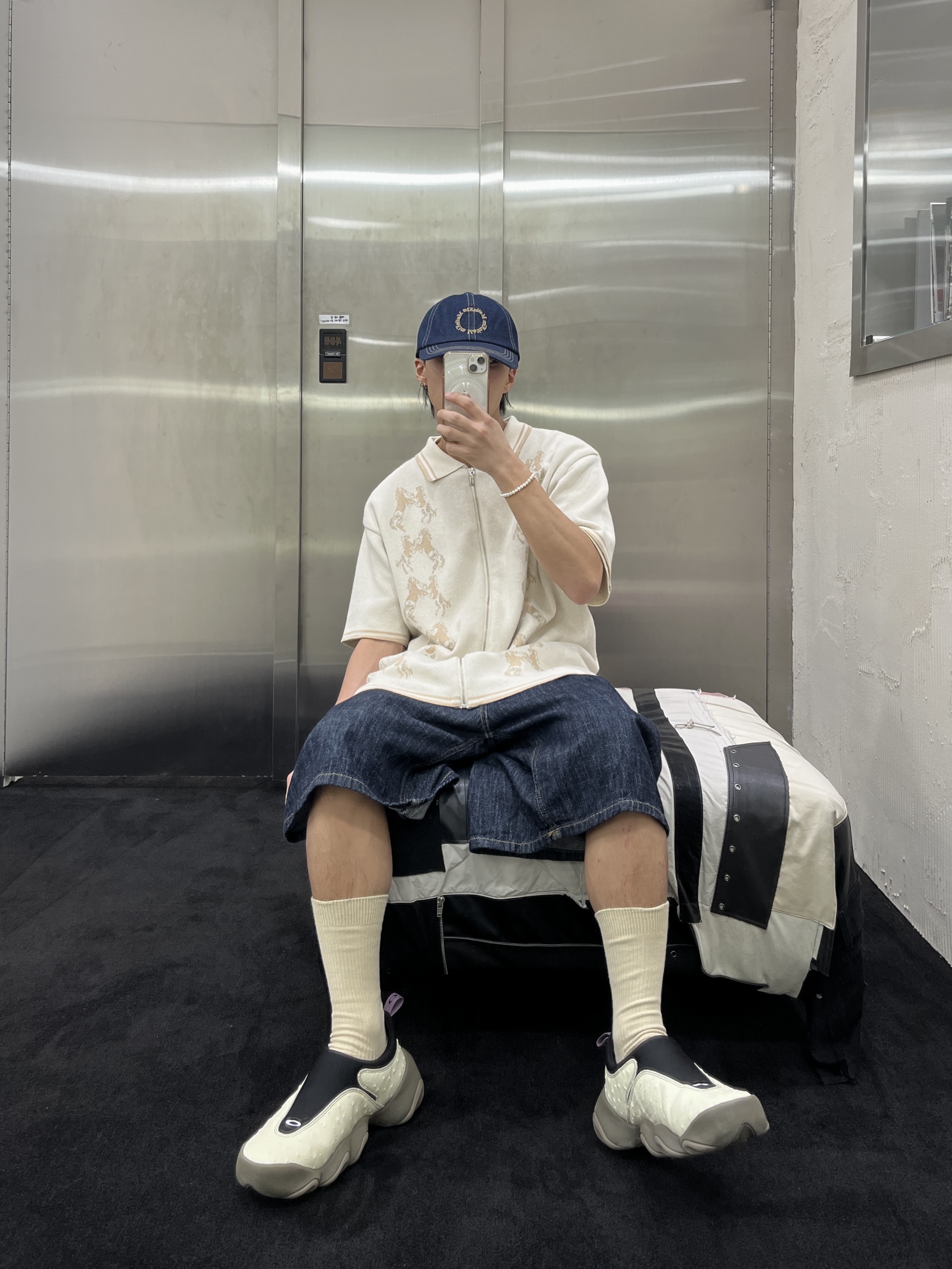 Matin Kim Denim Circle Logo Ball Cap Blue, Oakley Factory Team x Brain Dead Ostrich Flesh Ivory 착용 스타일 - 1