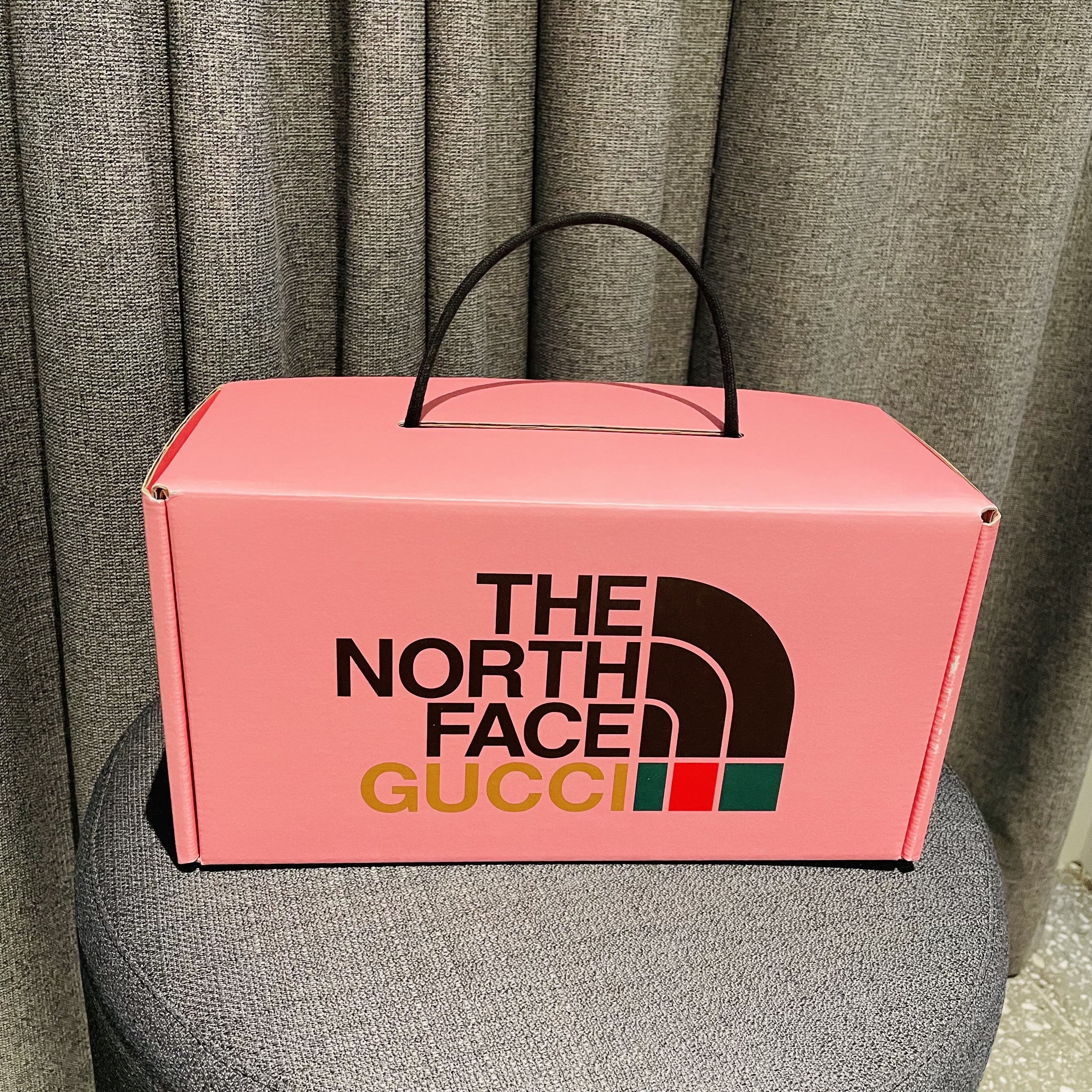 Gucci x The North Face Belt Bag Black White 착용 스타일 - 5