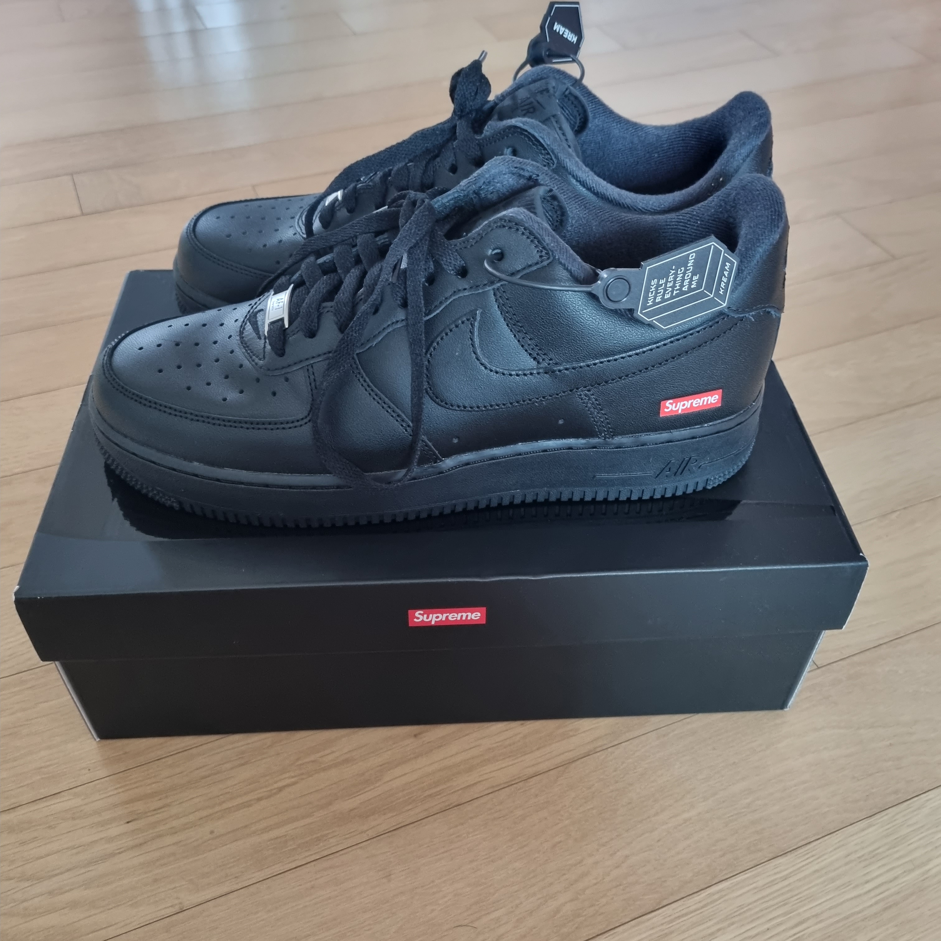 Nike x Supreme Air Force 1 Low Black, Nike x Supreme Air Force 1 Low Flax 착용 스타일 - 3