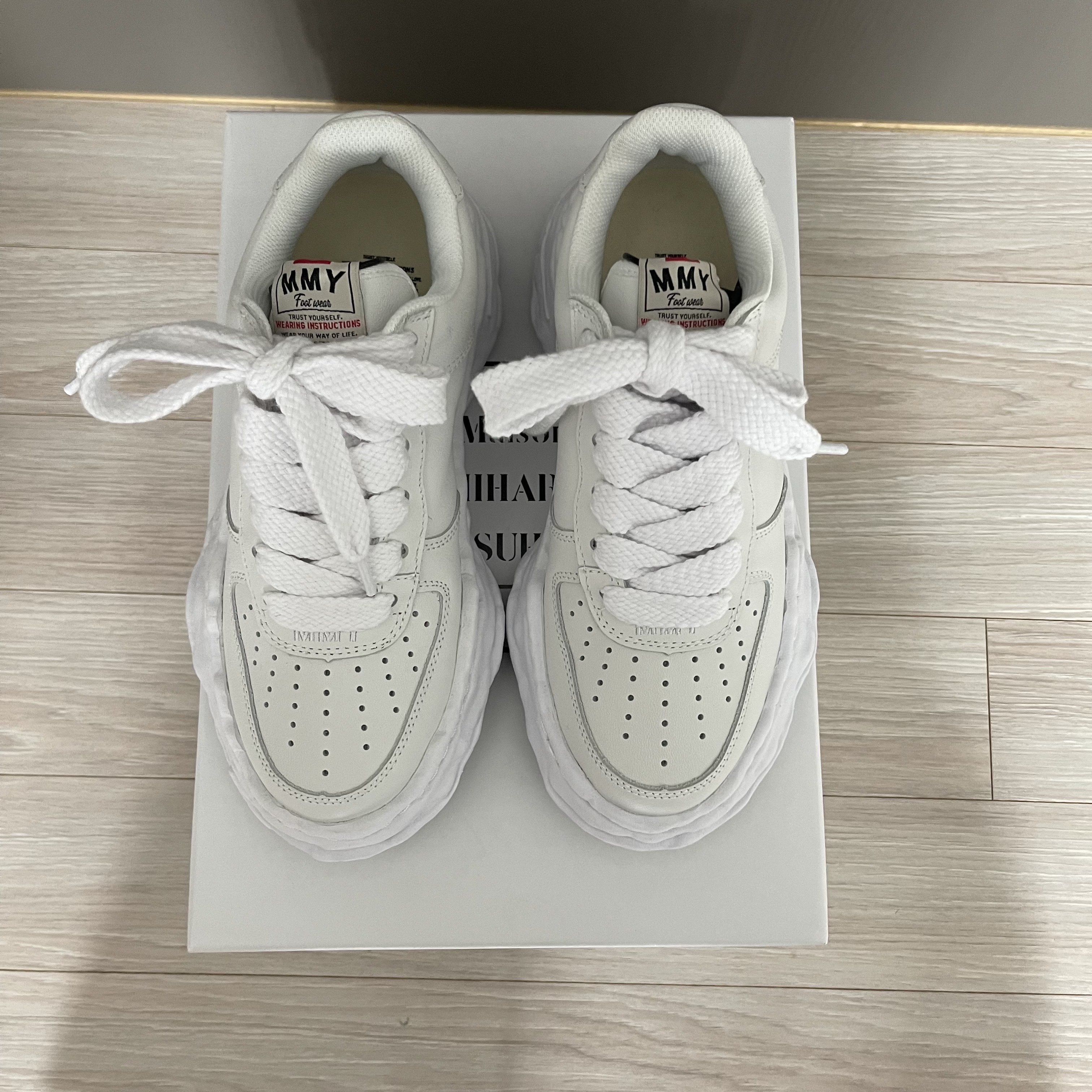 Maison Mihara Yasuhiro Wayne OG Sole Leather Low-top Sneakers White 착용 스타일 - 1