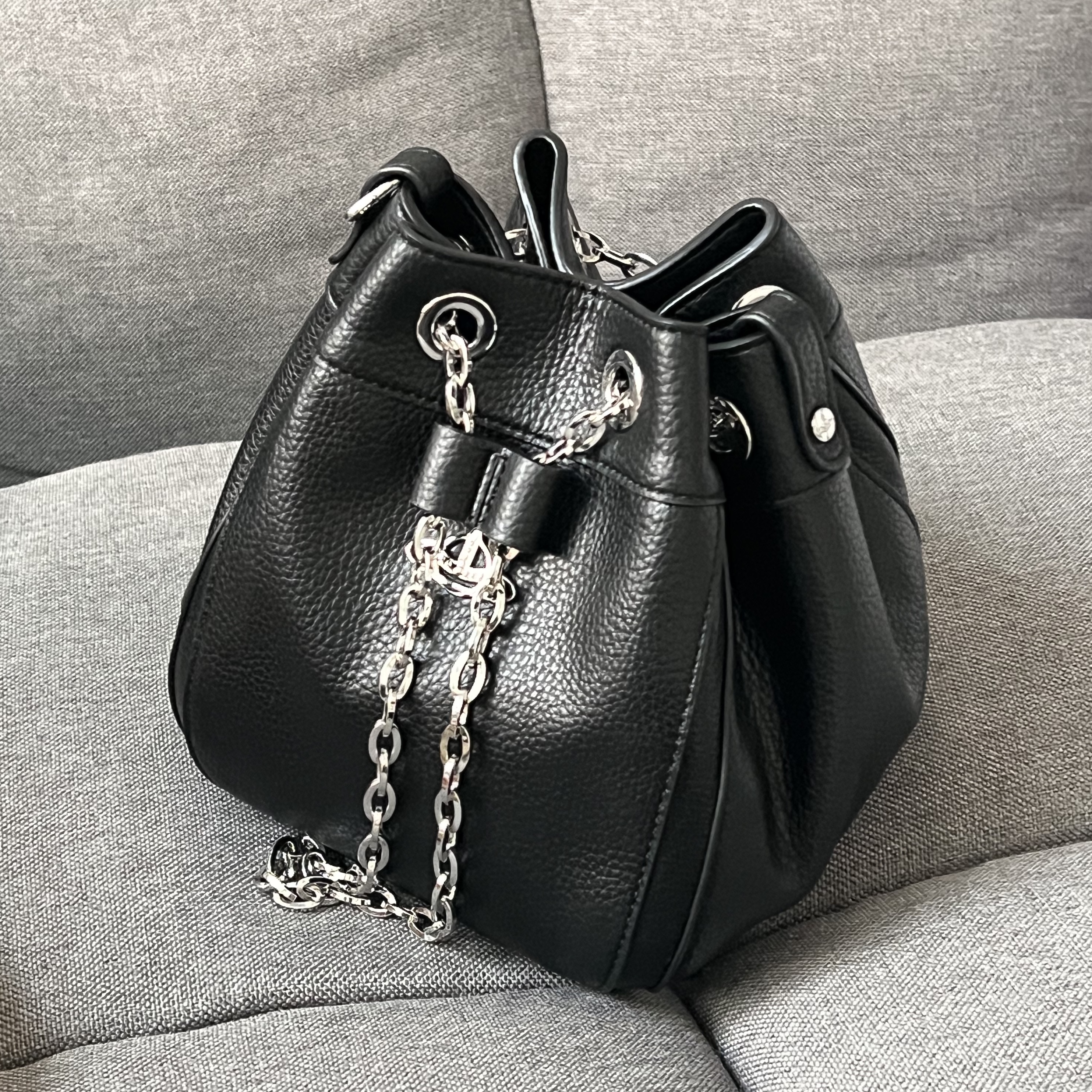 Vivienne Westwood Chrissy Small Bucket Bag Black 착용 스타일