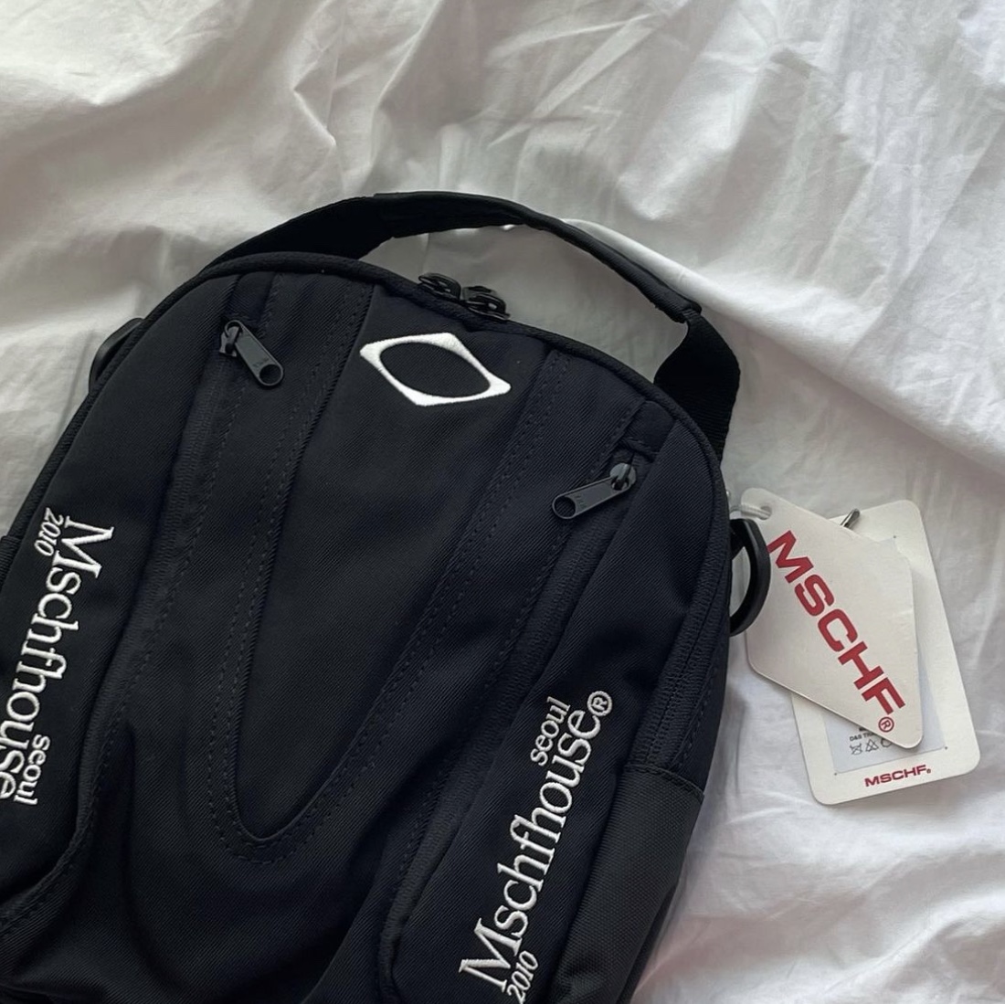 Mischief Rhombus Sling Bag Black 착용 스타일