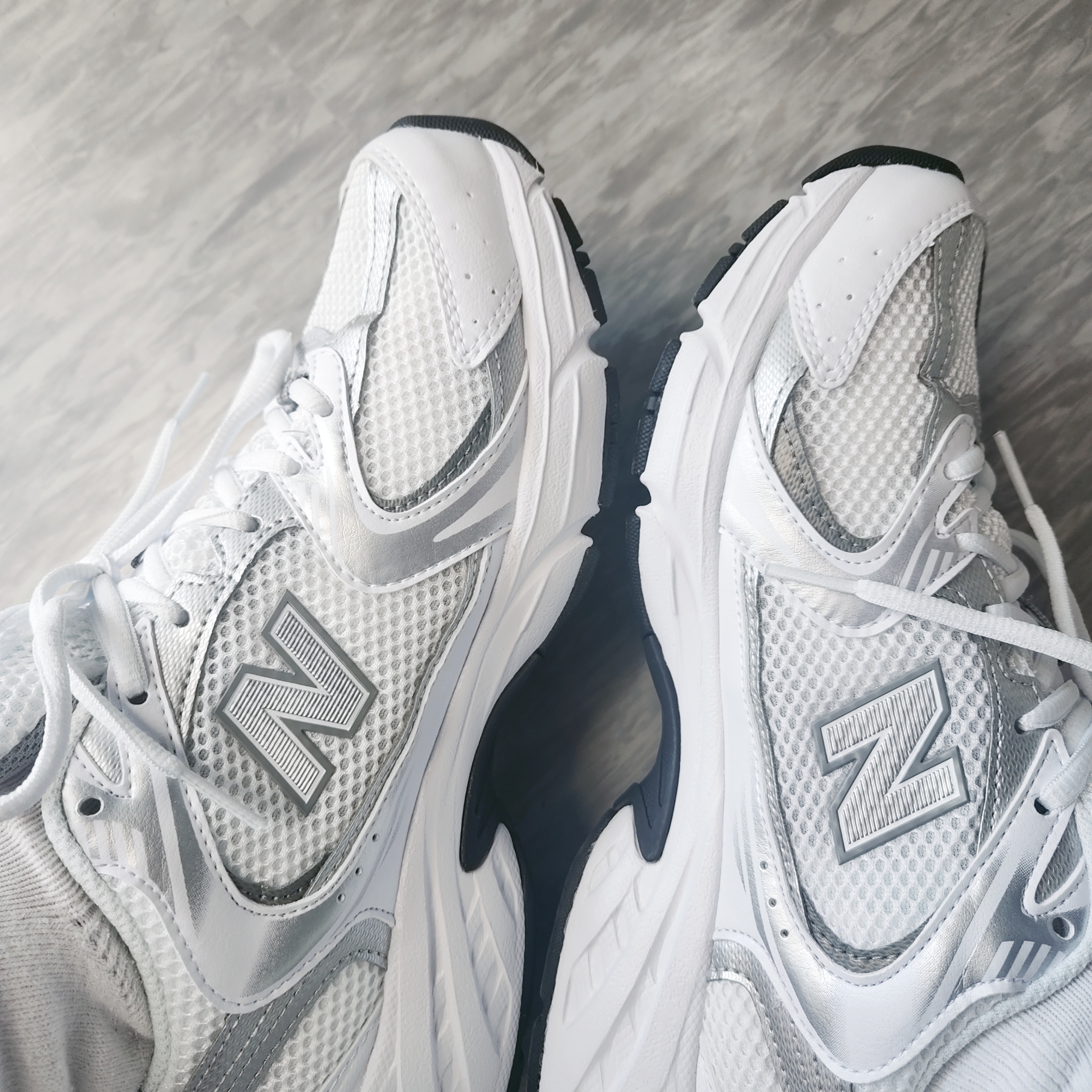New Balance 530 White Silver 착용 스타일