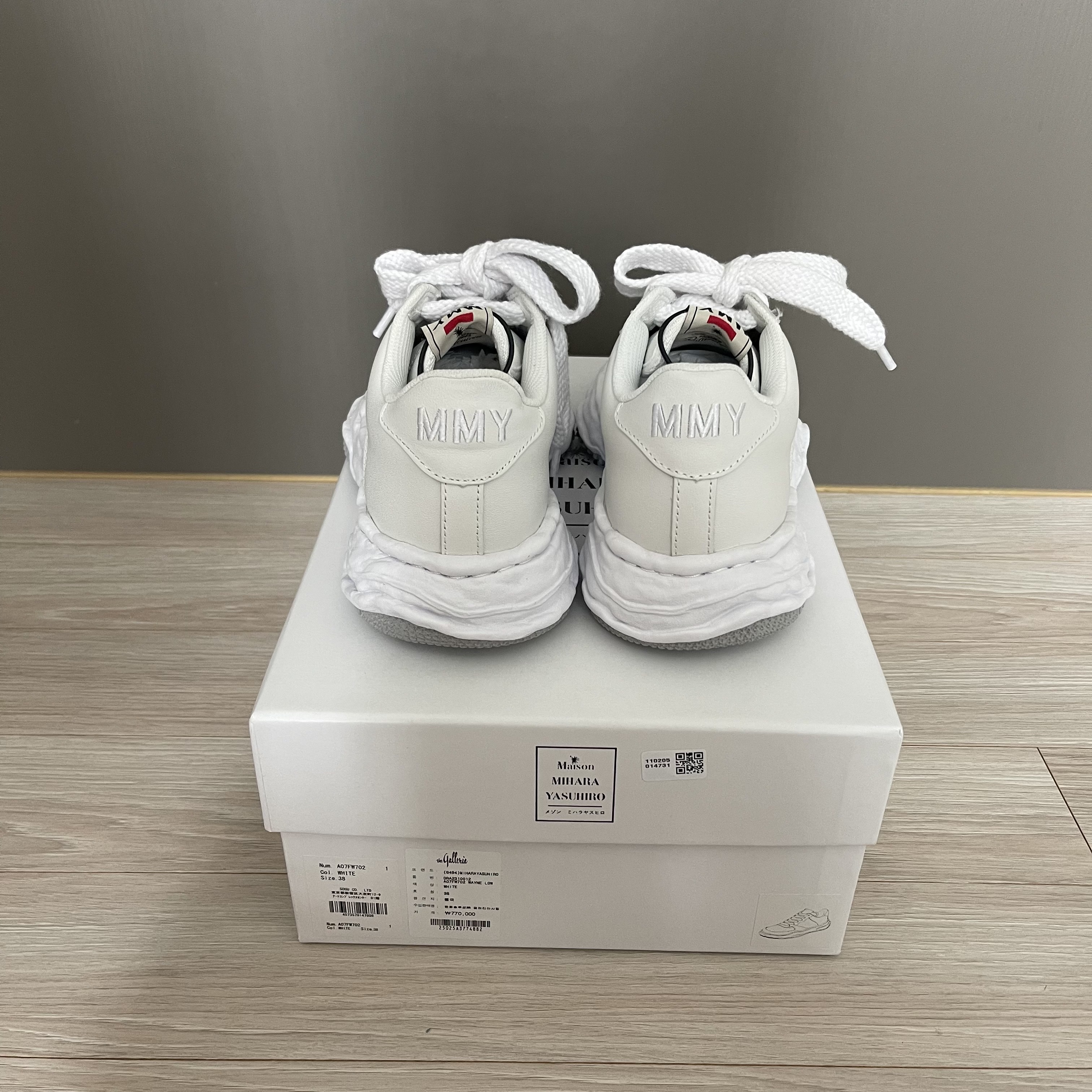 Maison Mihara Yasuhiro Wayne OG Sole Leather Low-top Sneakers White 착용 스타일 - 4