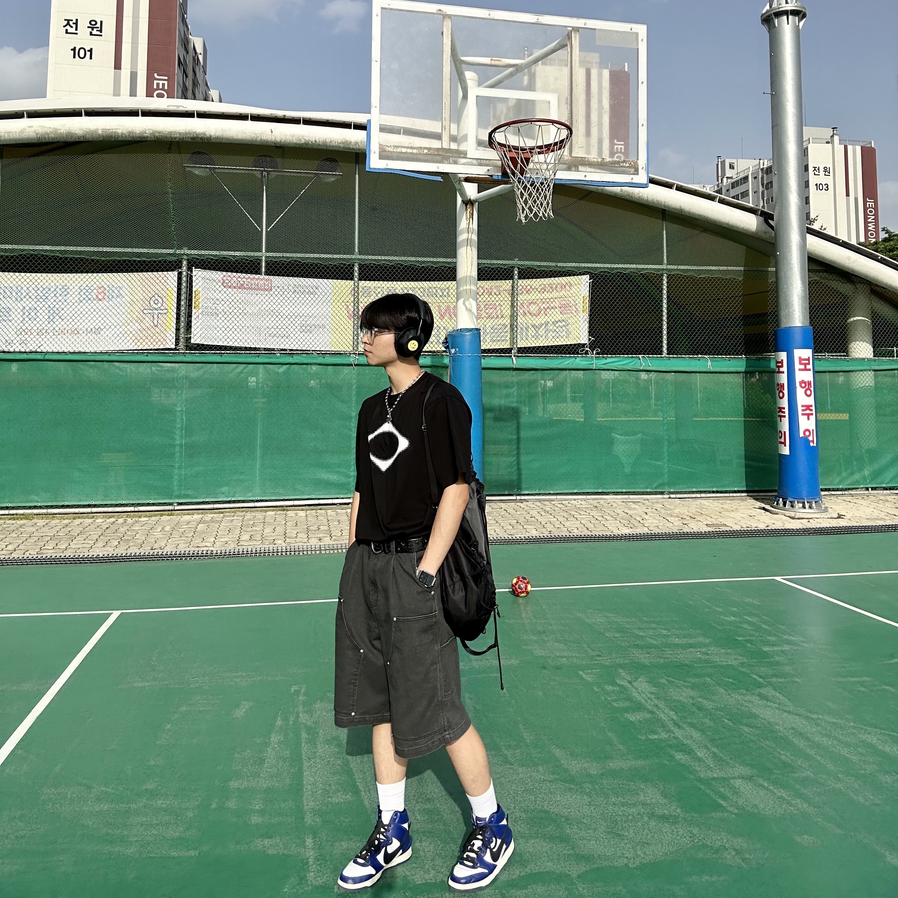 Nike x Ambush Dunk High Deep Royal Blue, (W) Mischief Rhombus Blur T-Shirt Basic Black 착용 스타일 - 3