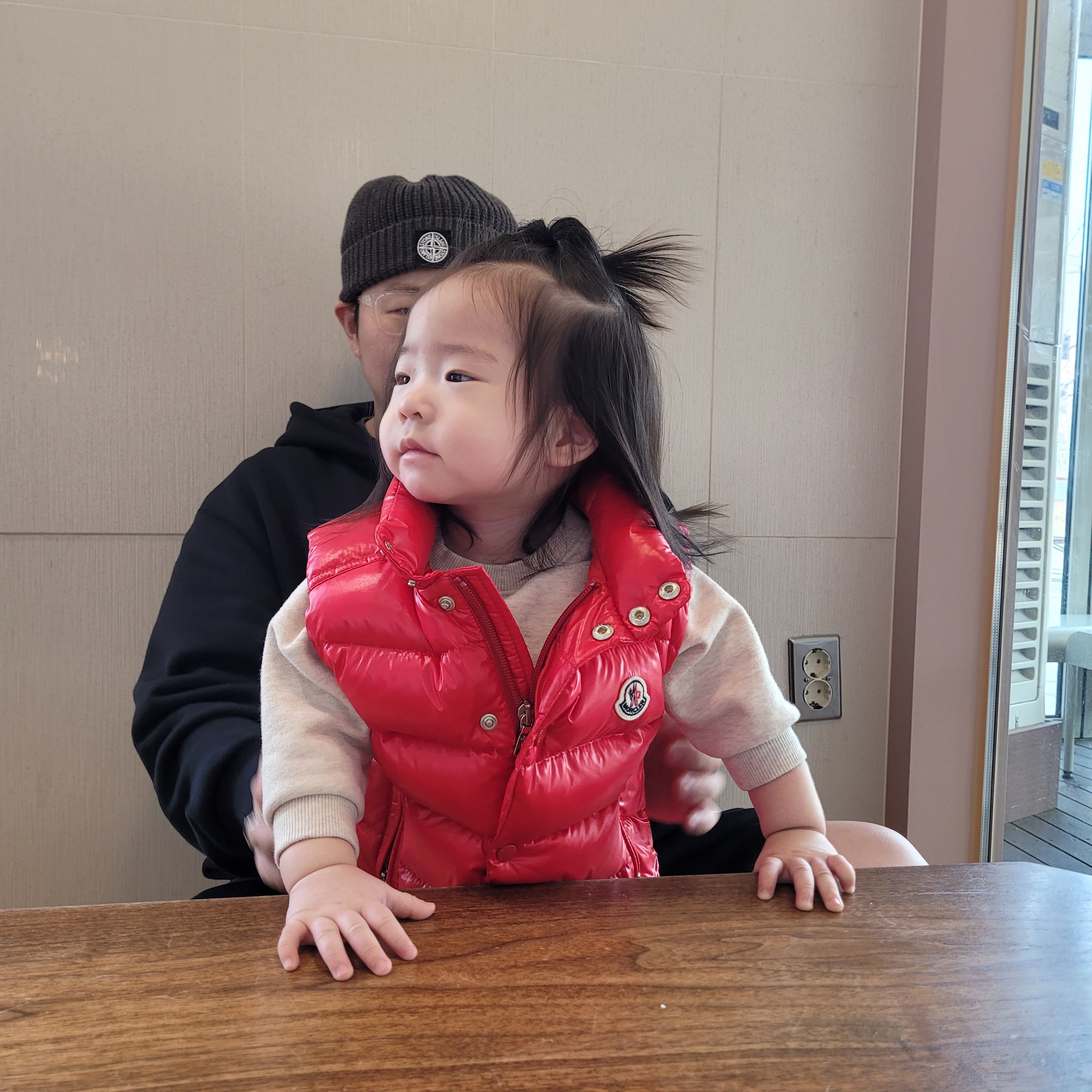 (Kids) 몽클레르 구이 다운 베스트 나이트 블루 - 23SS 착용 스타일