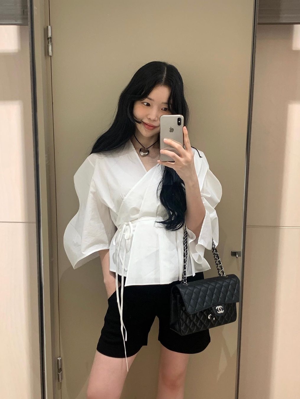 Chanel Medium Classic Handbag Grained Calfskin & Silver Black 착용 스타일