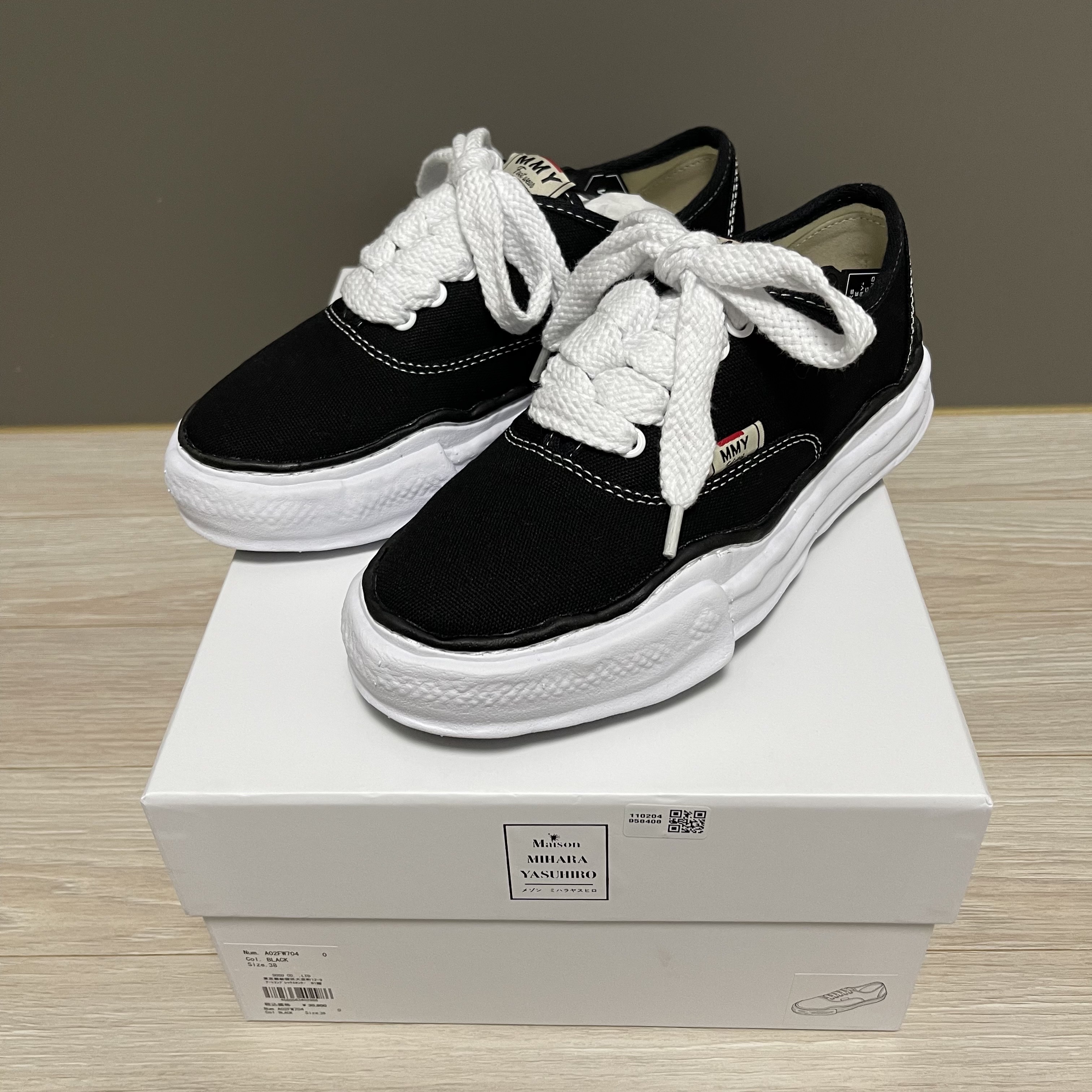Maison Mihara Yasuhiro Baker OG Sole Canvas Low Cut Sneakers Black 착용 스타일 - 2