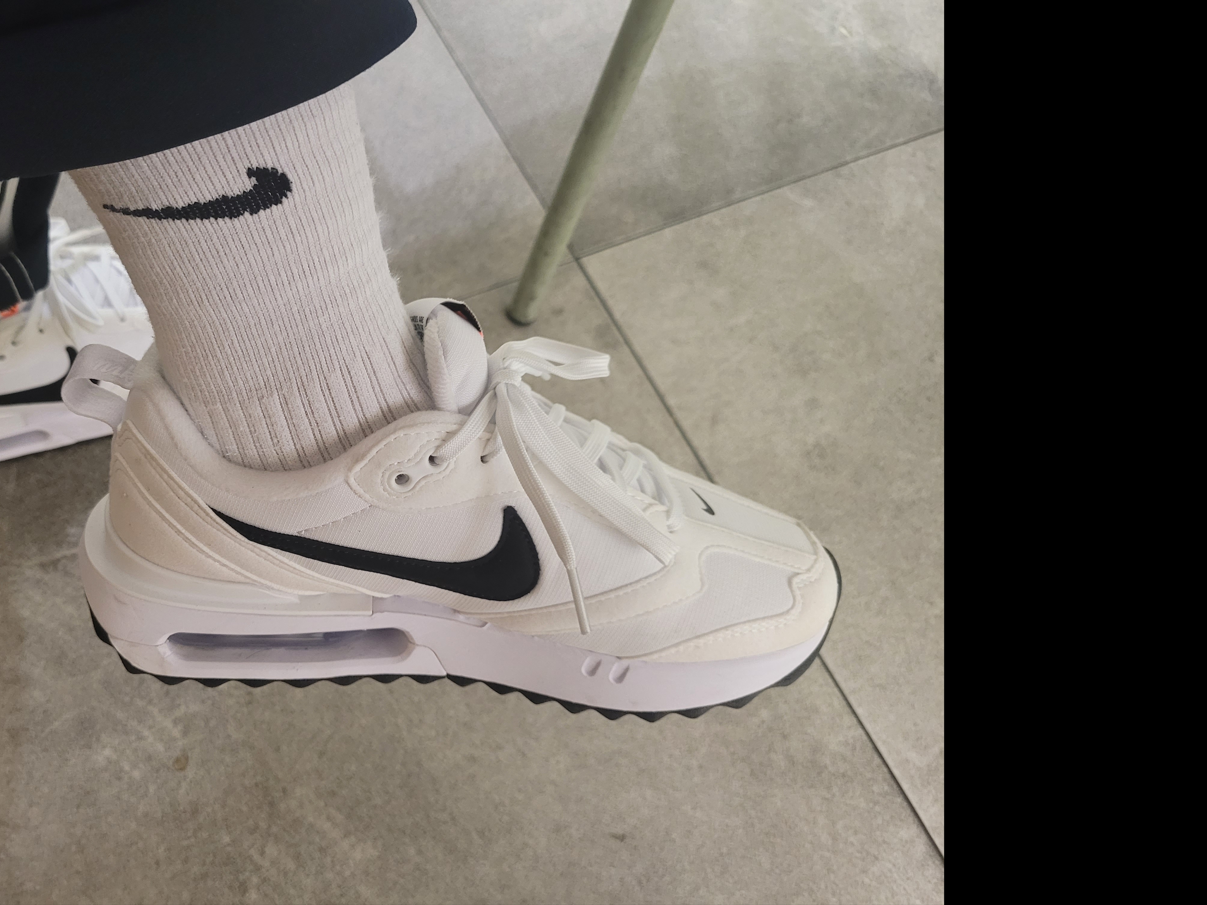 (W) Nike Air Max Dawn White Black 착용 스타일 - 2