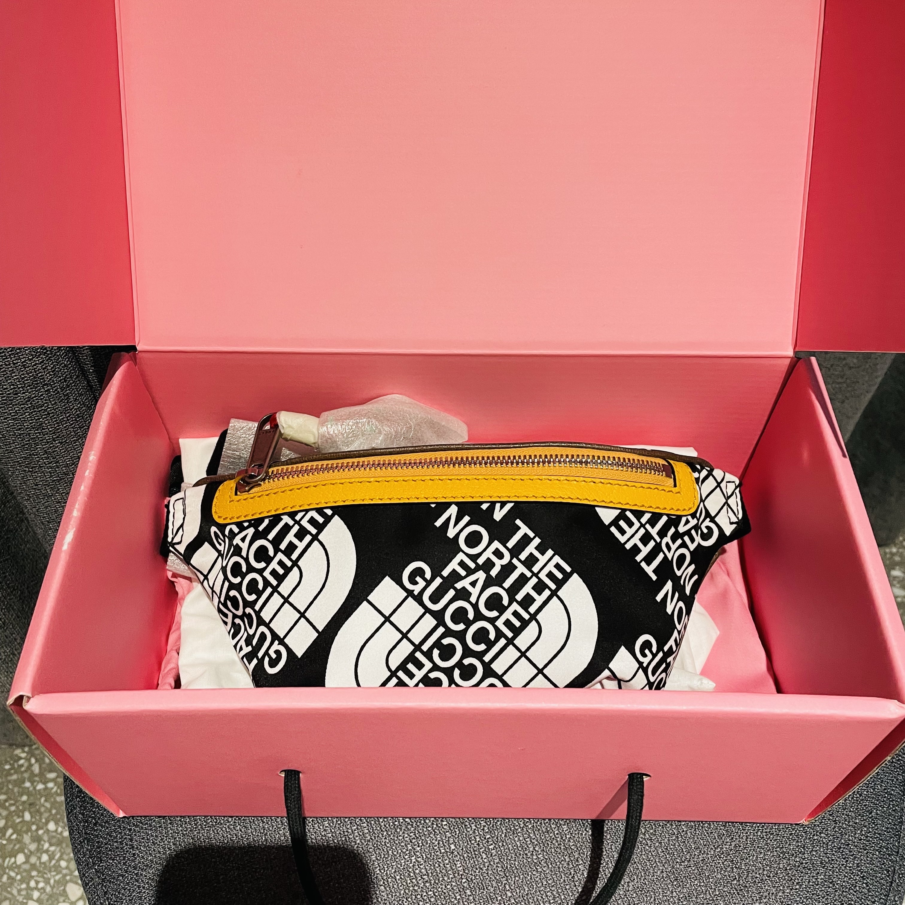 Gucci x The North Face Belt Bag Black White 착용 스타일 - 3