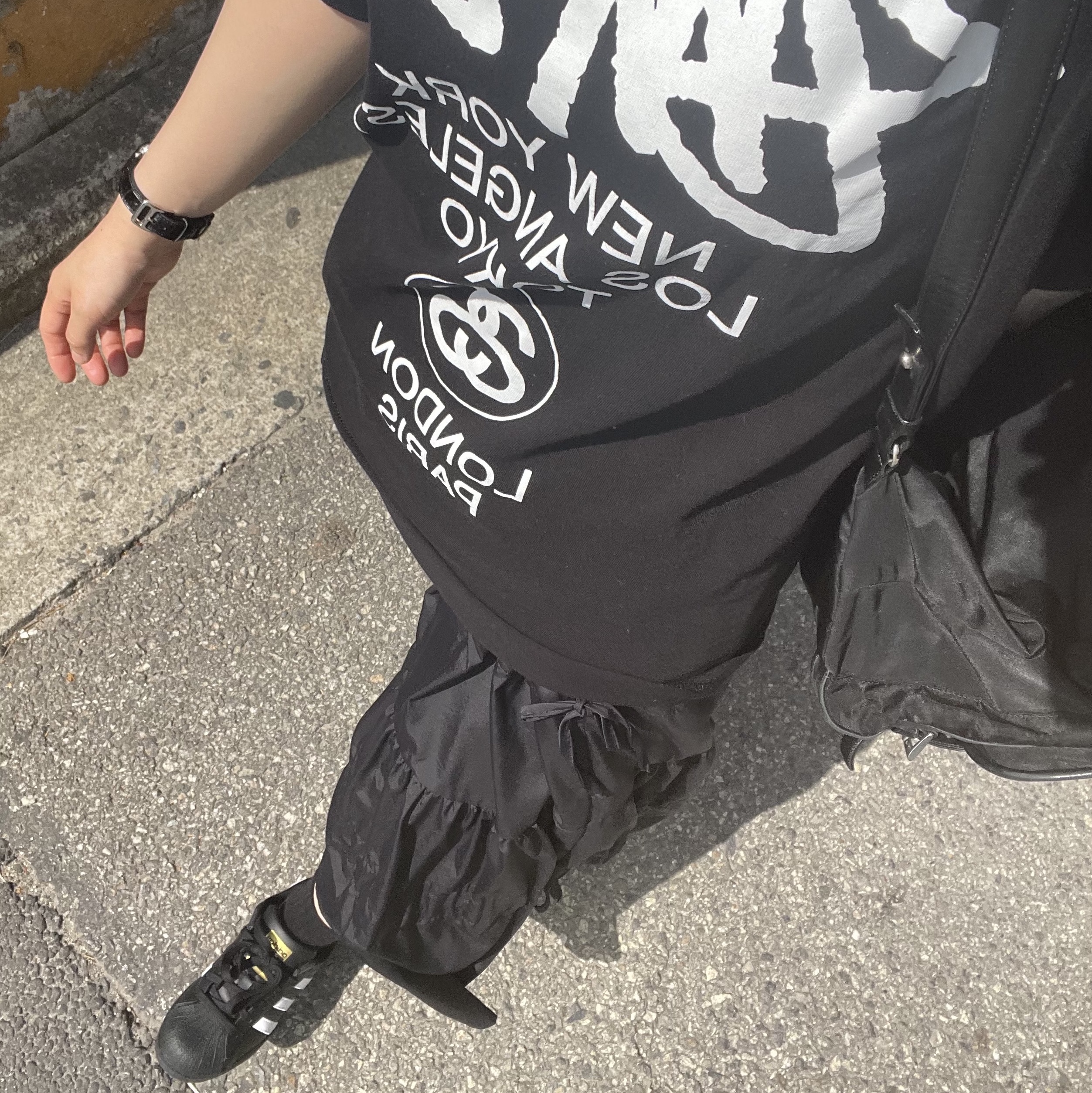 (J) Adidas Superstar Black White, Stussy World Tour T-Shirt Black 착용 스타일