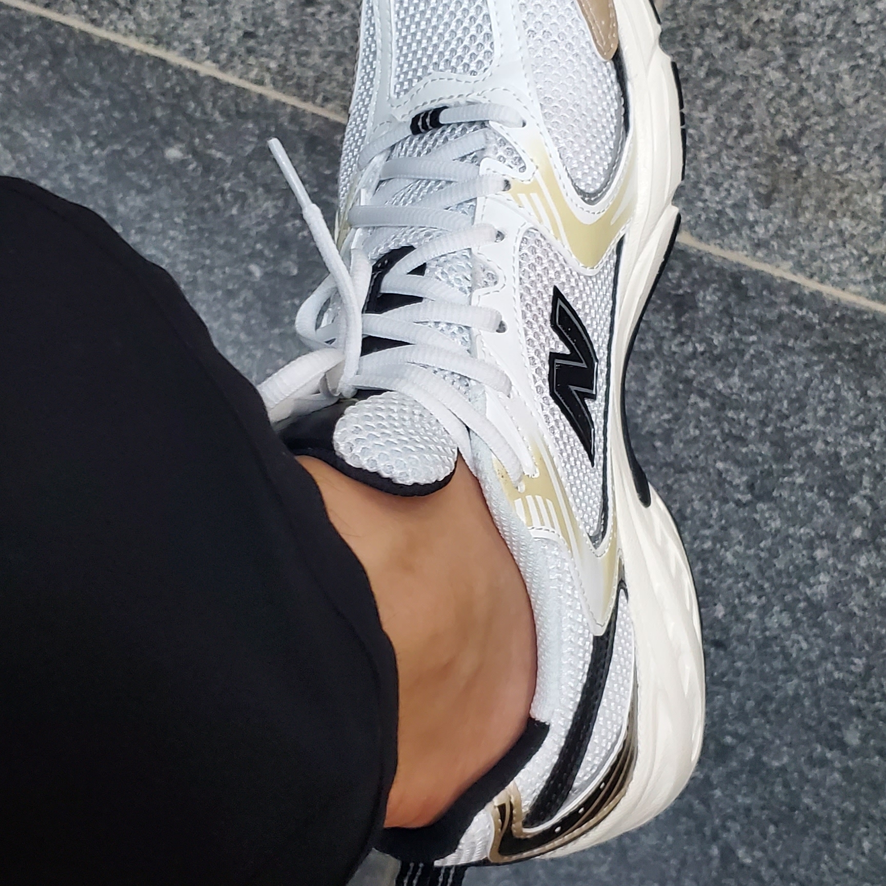 New Balance 530 White Gold 착용 스타일