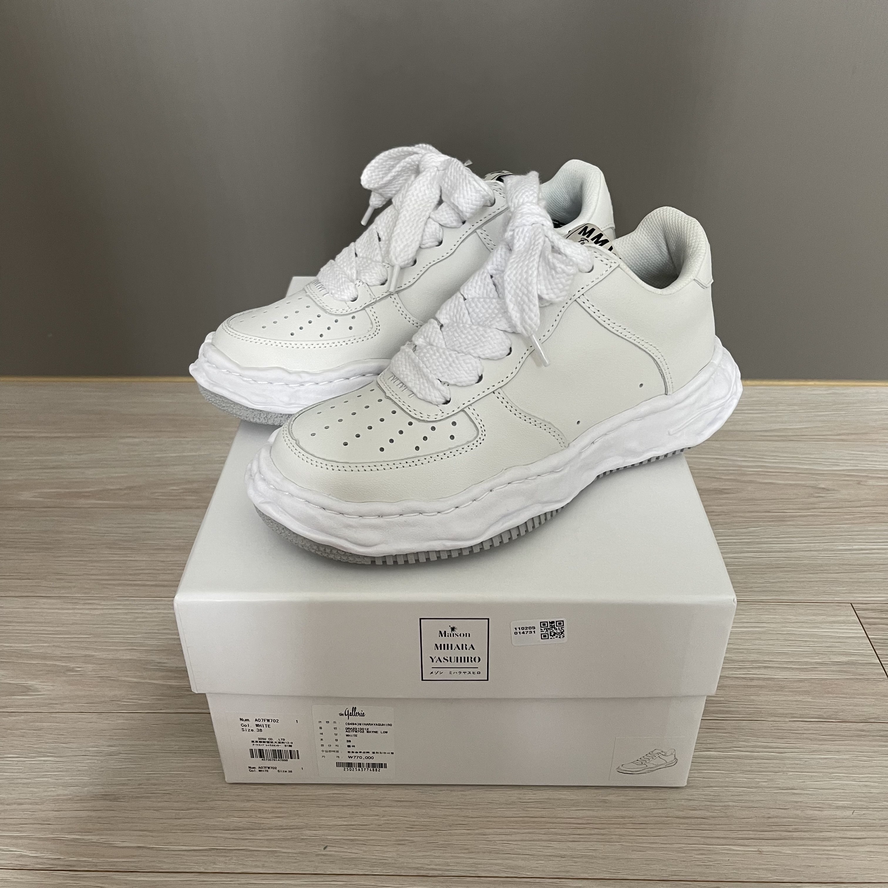 Maison Mihara Yasuhiro Wayne OG Sole Leather Low-top Sneakers White 착용 스타일 - 3