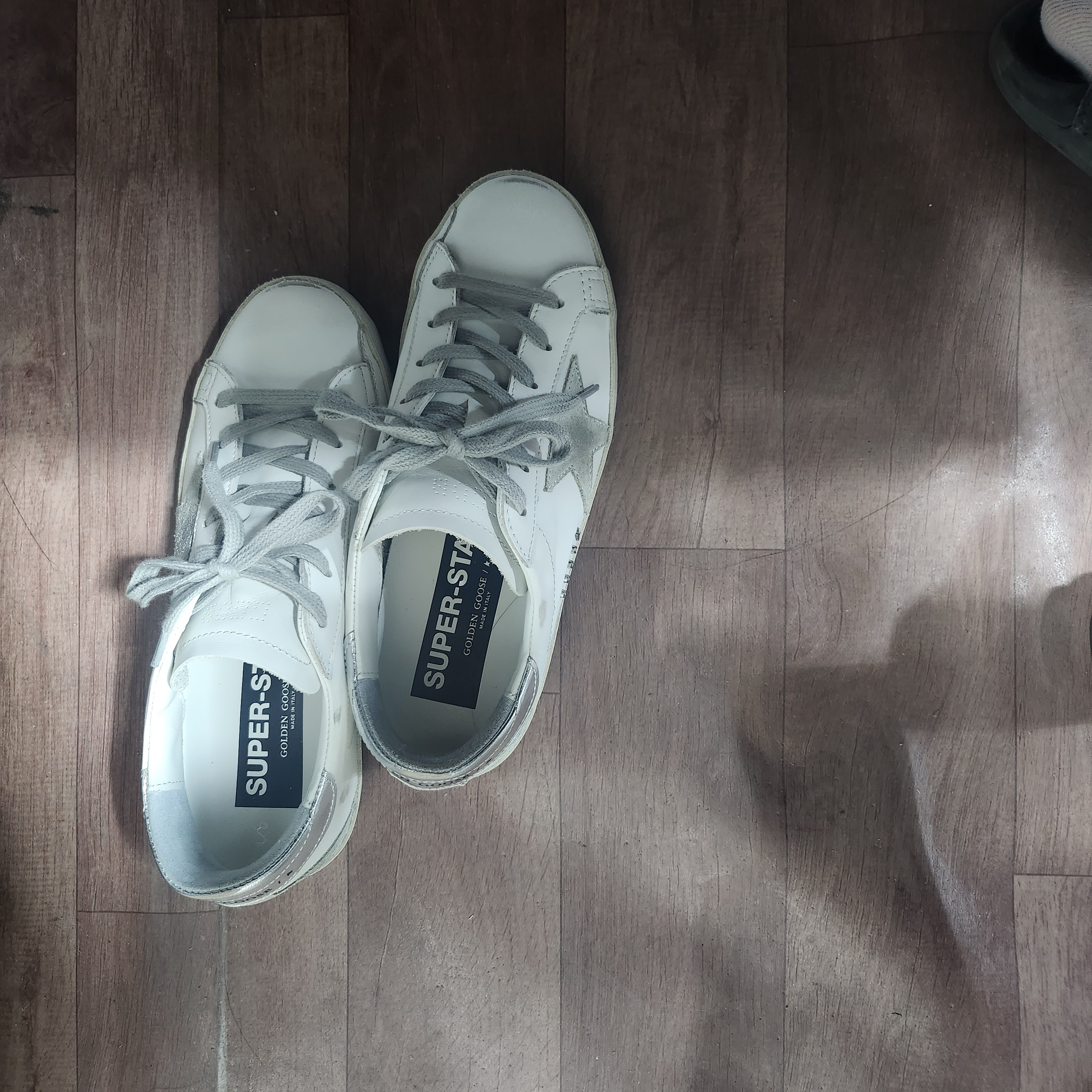 (W) Golden Goose Superstar White Silver Heel Tab Sneakers 착용 스타일
