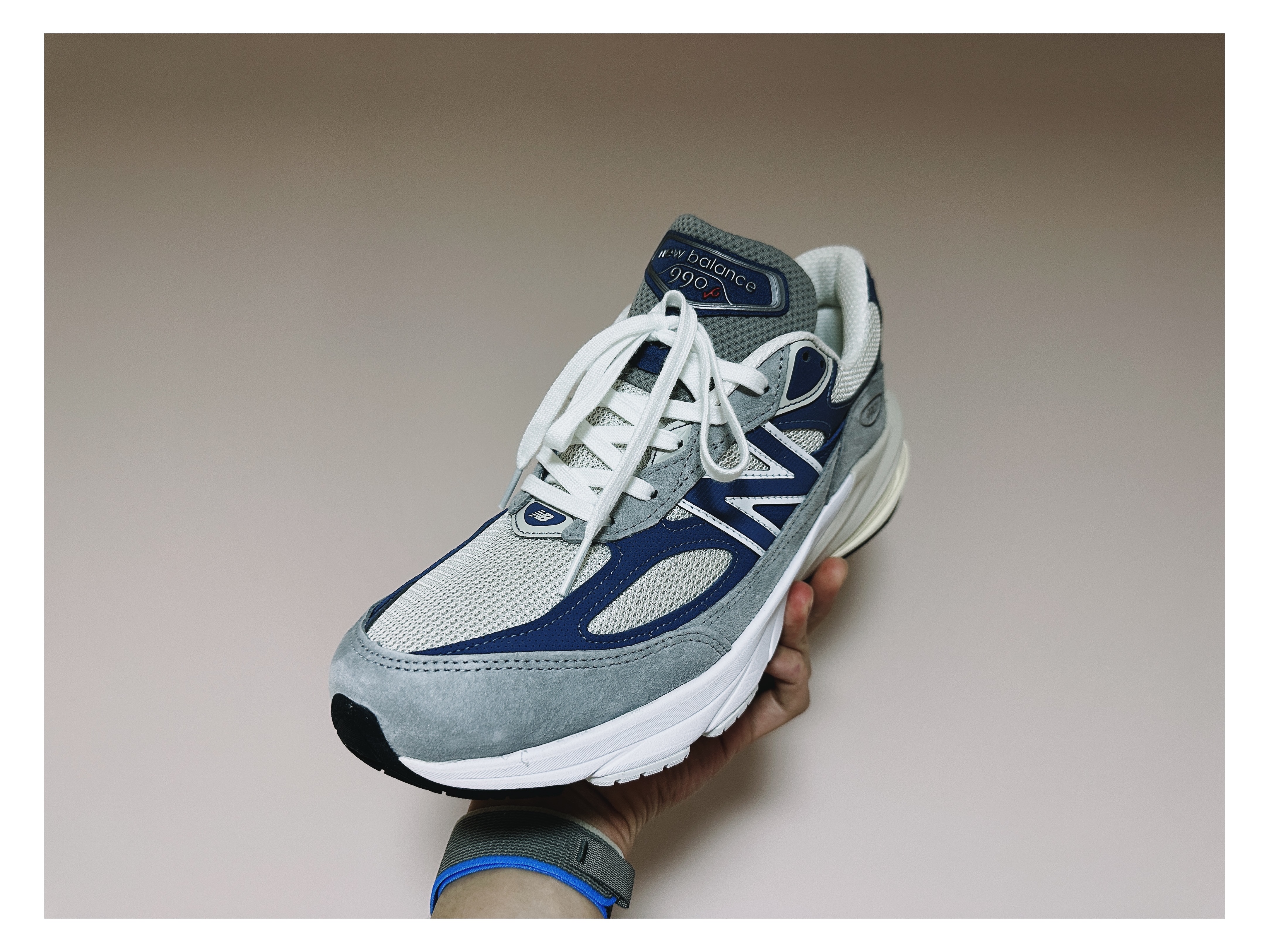 New Balance 990v6 Made in USA Gray Suede 착용 스타일 - 2
