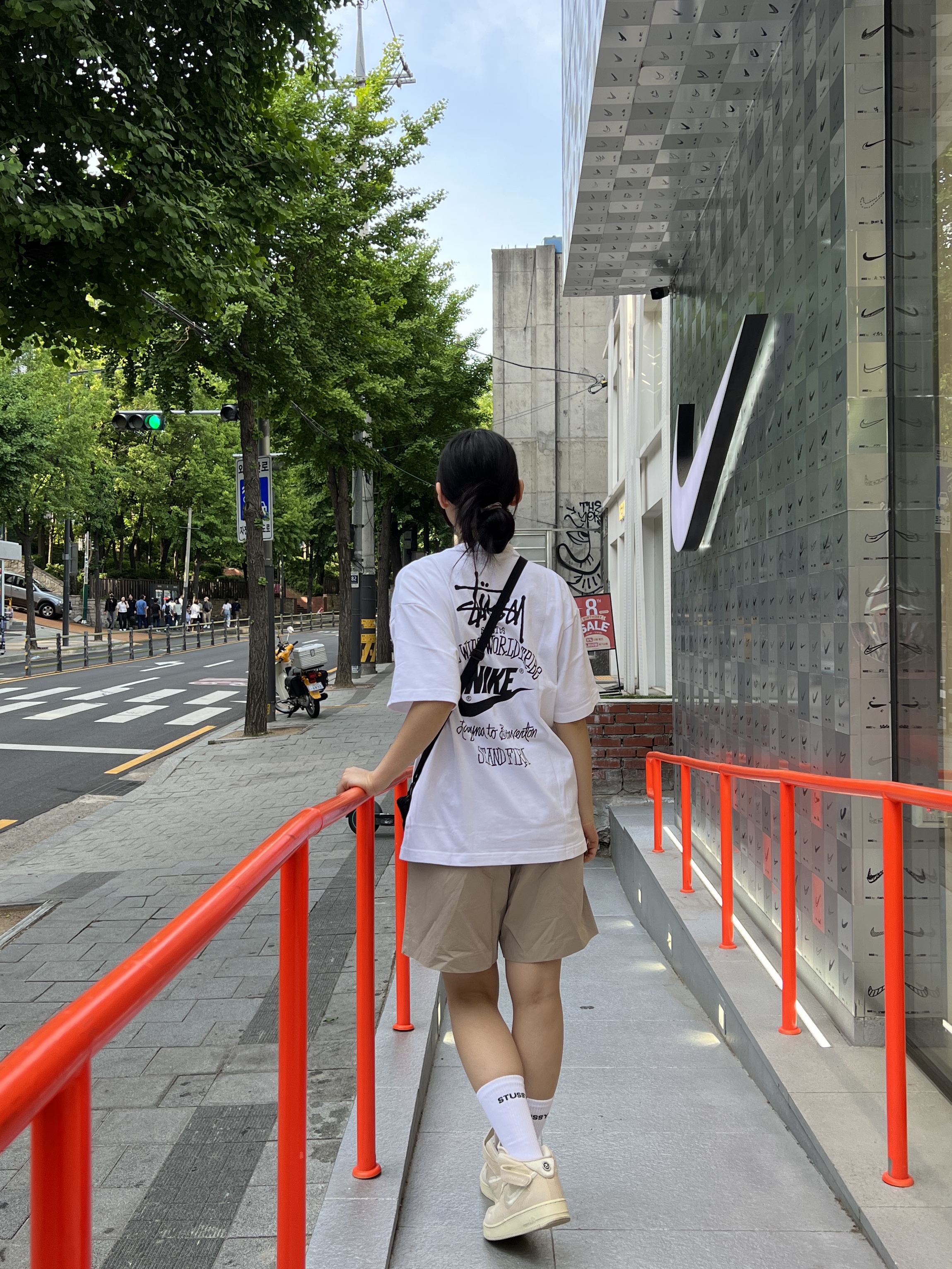 Nike x Stussy T-Shirt White (DV1774-100), Nike x Stussy NRG Crew Socks White Black 착용 스타일 - 2