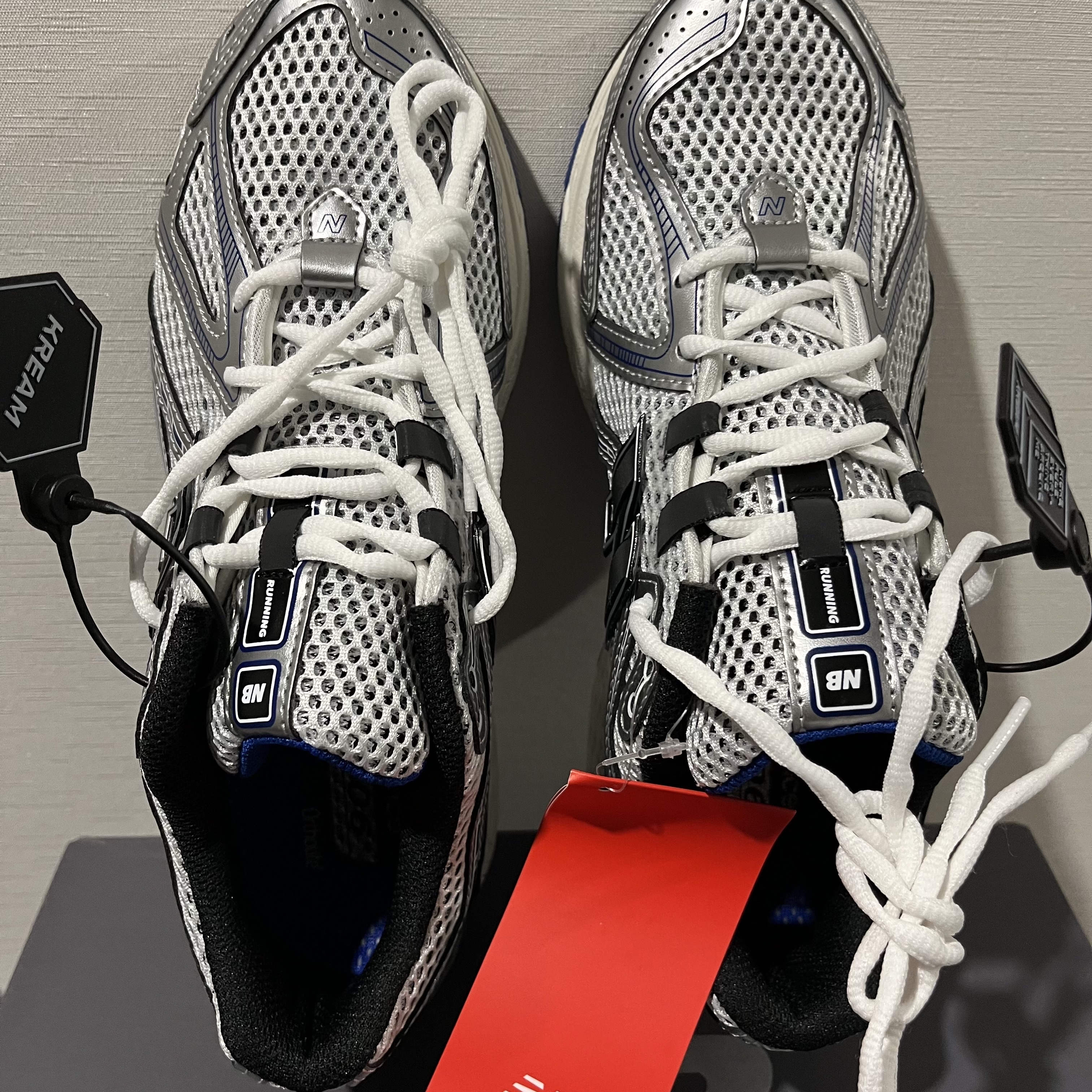 New Balance 1906R Silver Metallic 착용 스타일 - 3