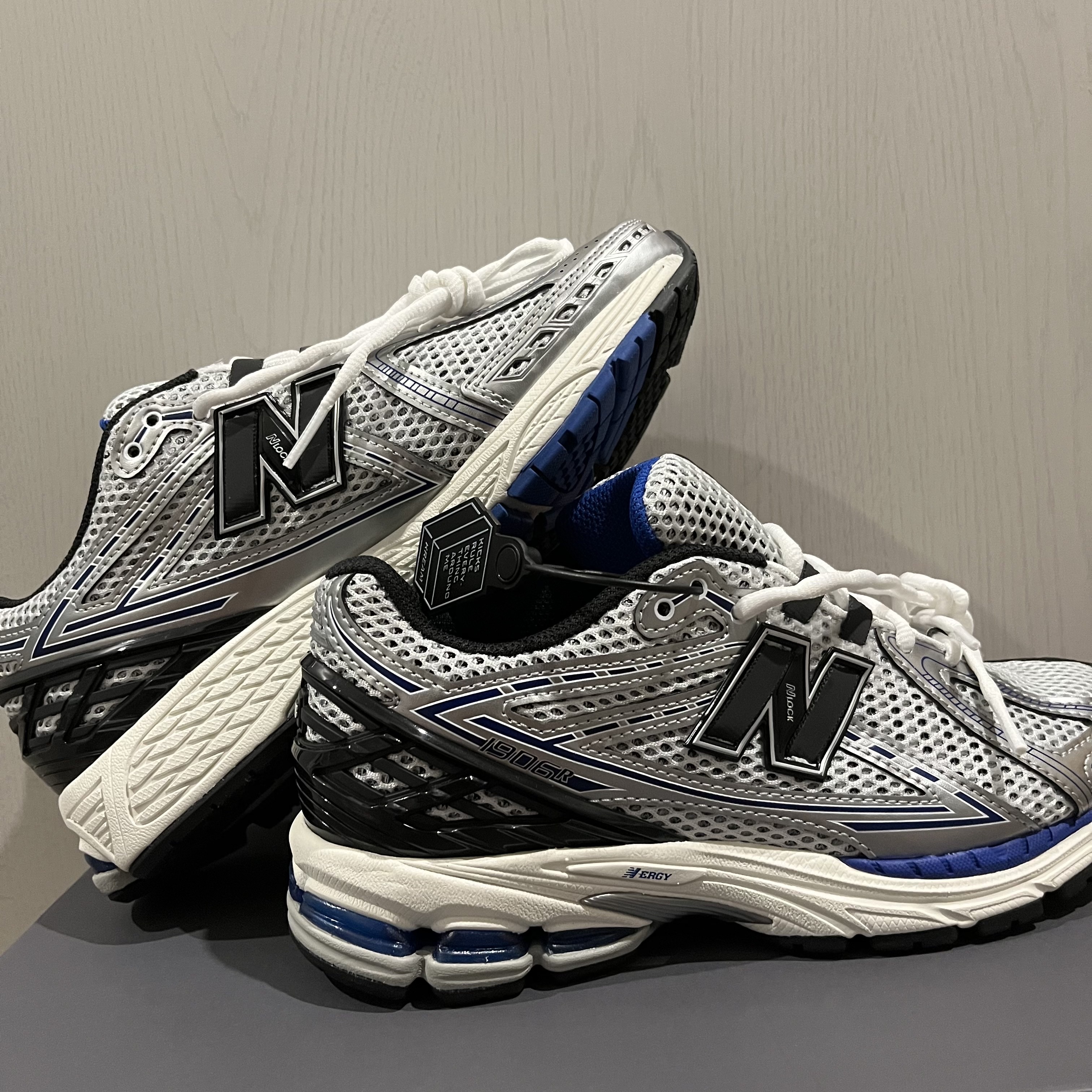 New Balance 1906R Silver Metallic 착용 스타일 - 2
