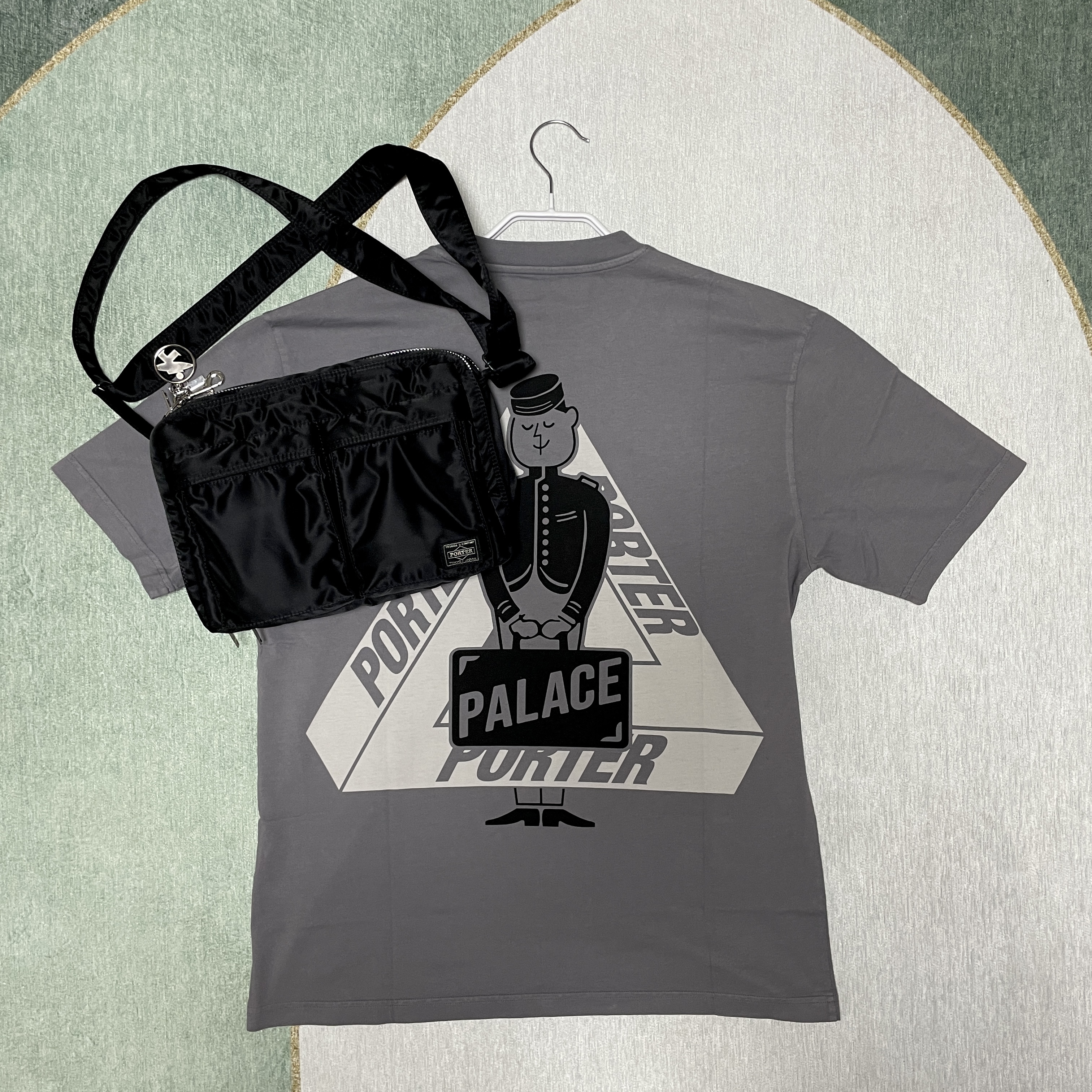 Palace x Porter Tri-Ferg Bell Boy T-Shirt Gray, Porter Tanker Shoulder Bag L Black 착용 스타일 - 1