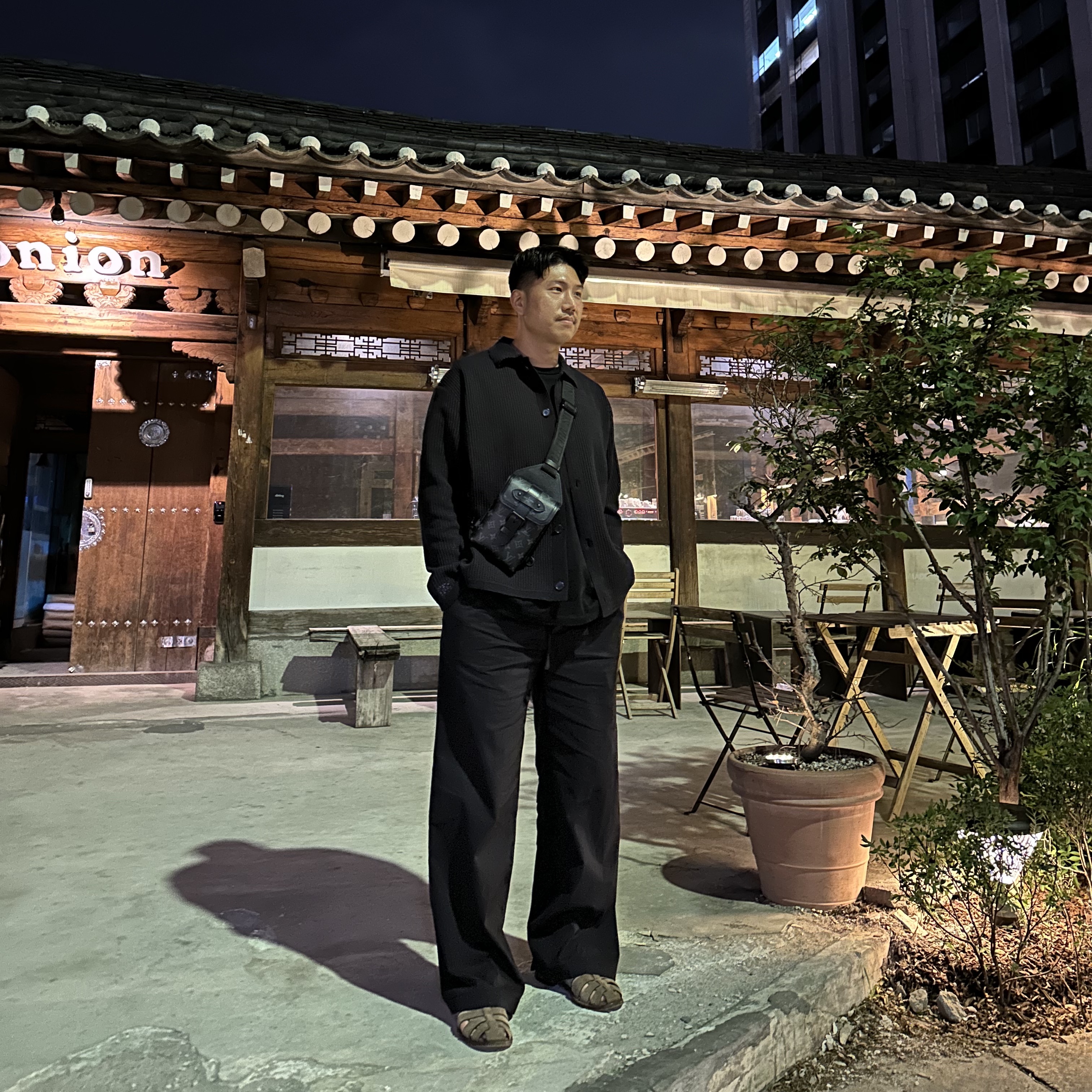 루이비통 포쉐트 투 고 모노그램 네이비 리버 블루, 케이스티파이 x 아더에러 아이폰 스티커 맥세이프 케이스 클리어 착용 스타일 - 3