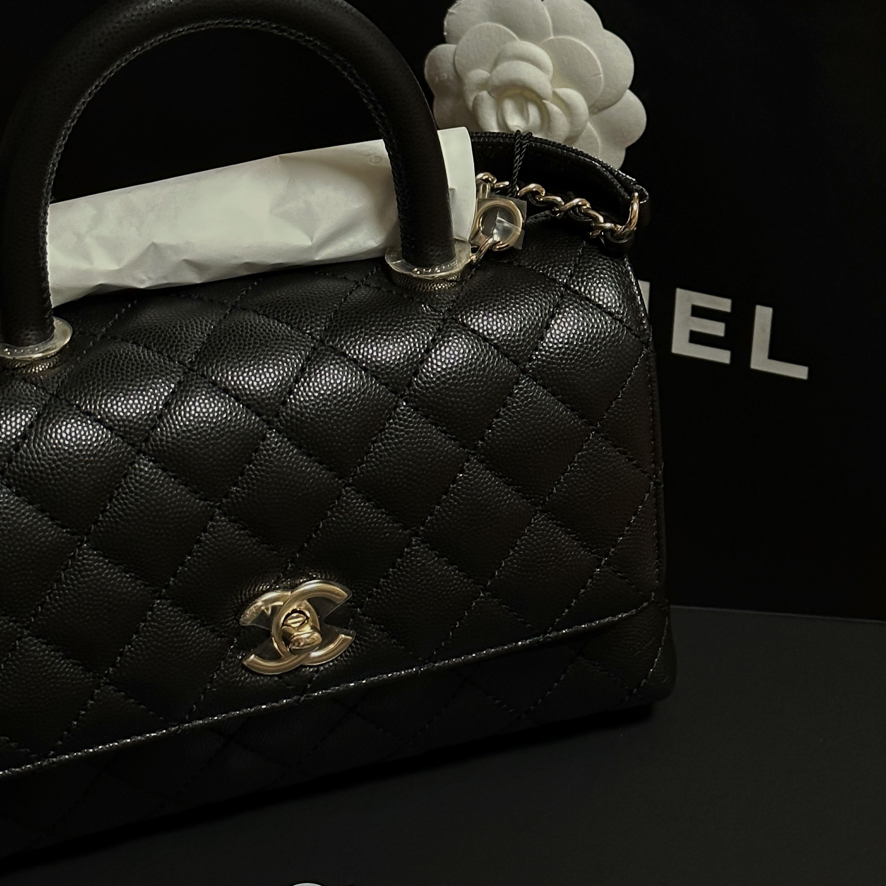 Chanel Flap Bag with Top Handle Grained Calfskin & Gold Black 착용 스타일 - 1