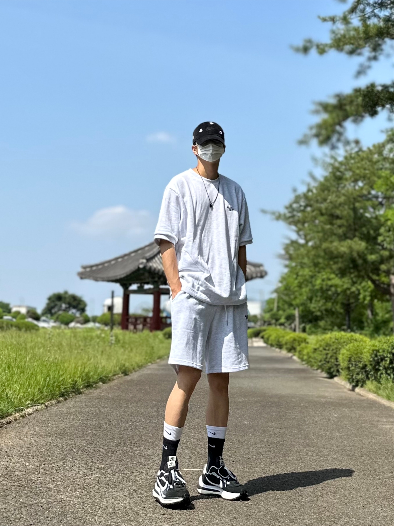나이키 x 사카이 베이퍼와플 블랙 화이트 착용 스타일 - 1