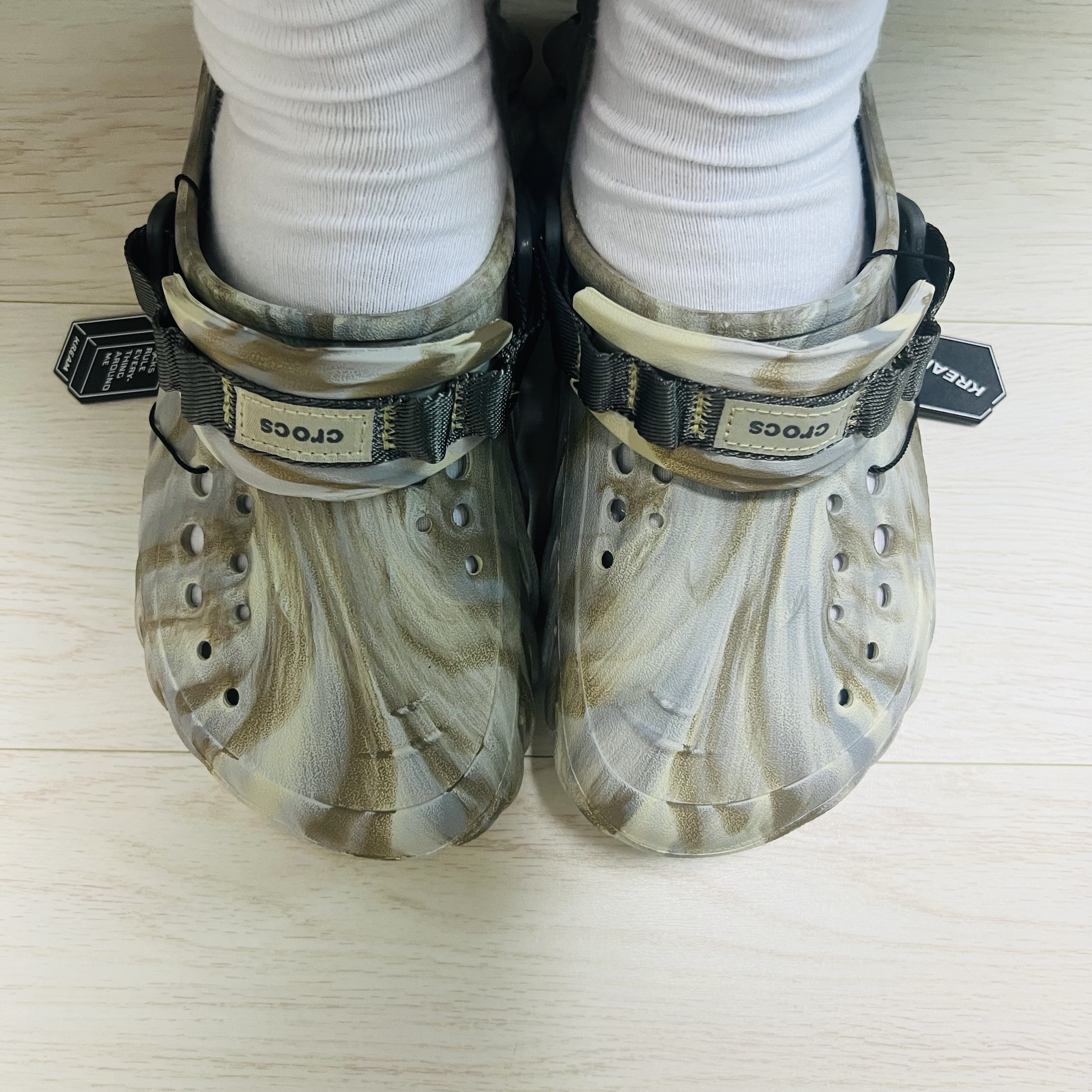Crocs Echo Marbled Clog Bone Multi 착용 스타일 - 2