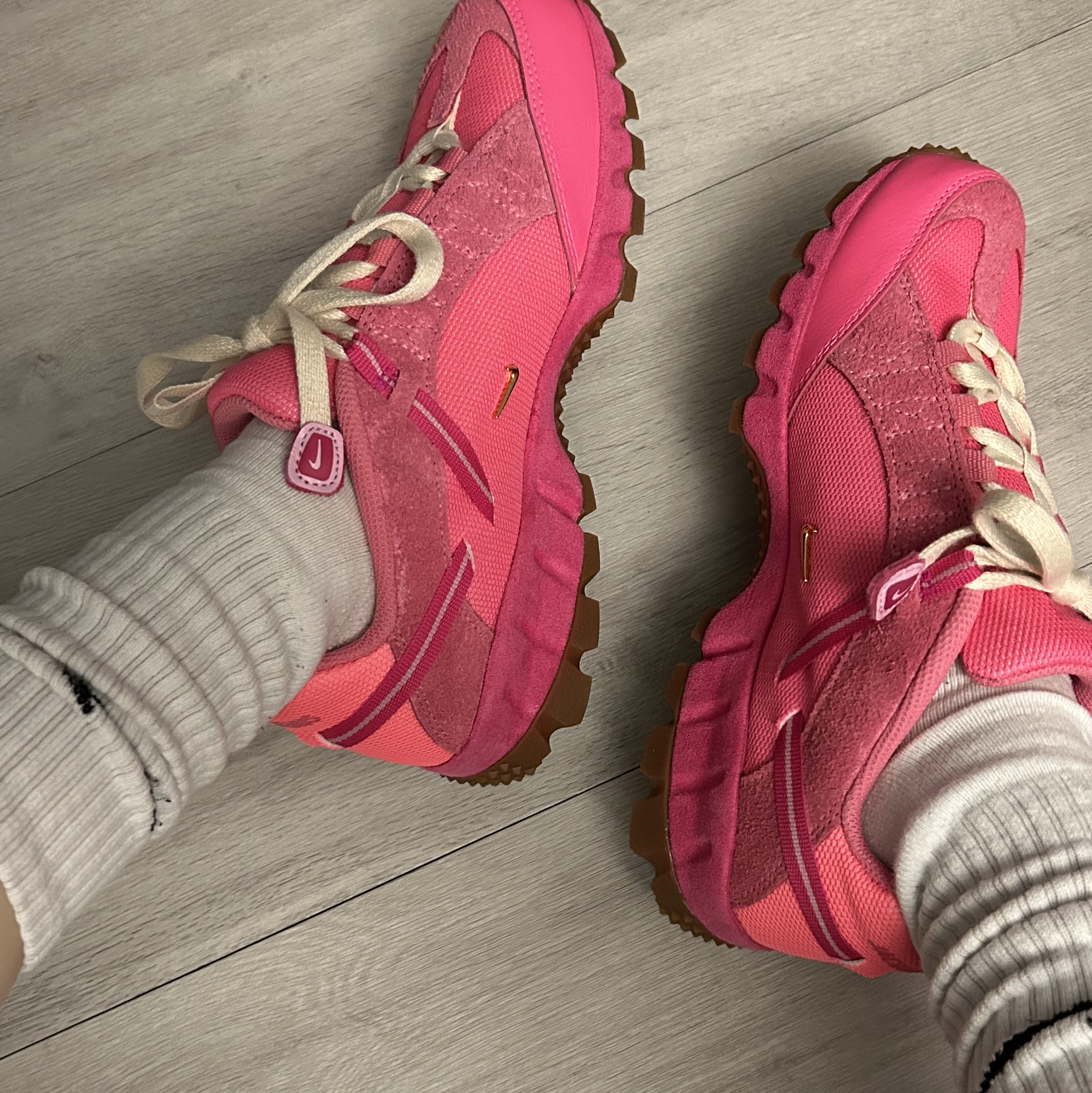 Nike x Jacquemus Air Humara LX Pink Flash 착용 스타일 - 1