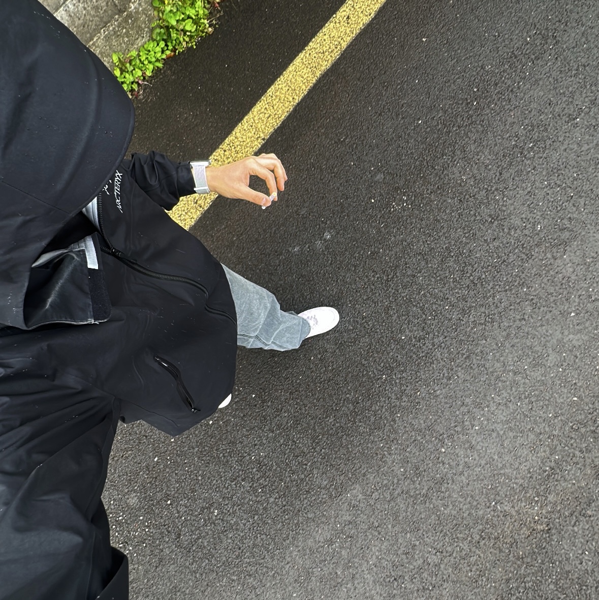 Arc'teryx Beta Jacket Black, Nike Air Force 1 '07 Low White 착용 스타일 - 1