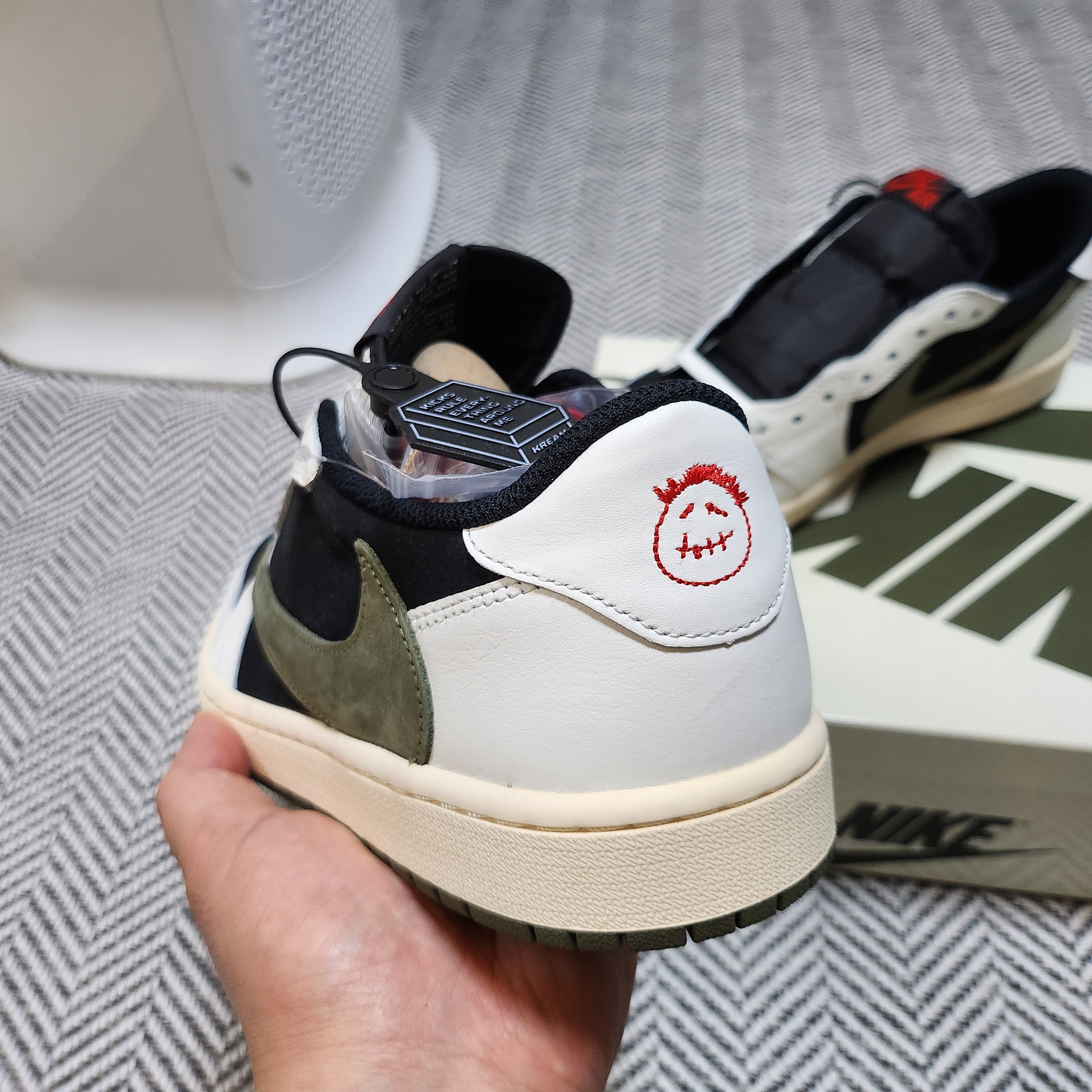 (W) Jordan 1 x Travis Scott Retro Low OG SP Medium Olive 착용 스타일 - 2