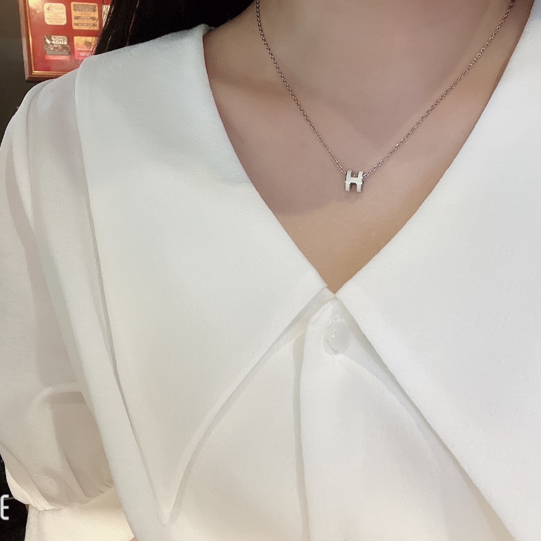 (W) Hermes Mini Pop H Pendant Palladium & Blanc 착용 스타일