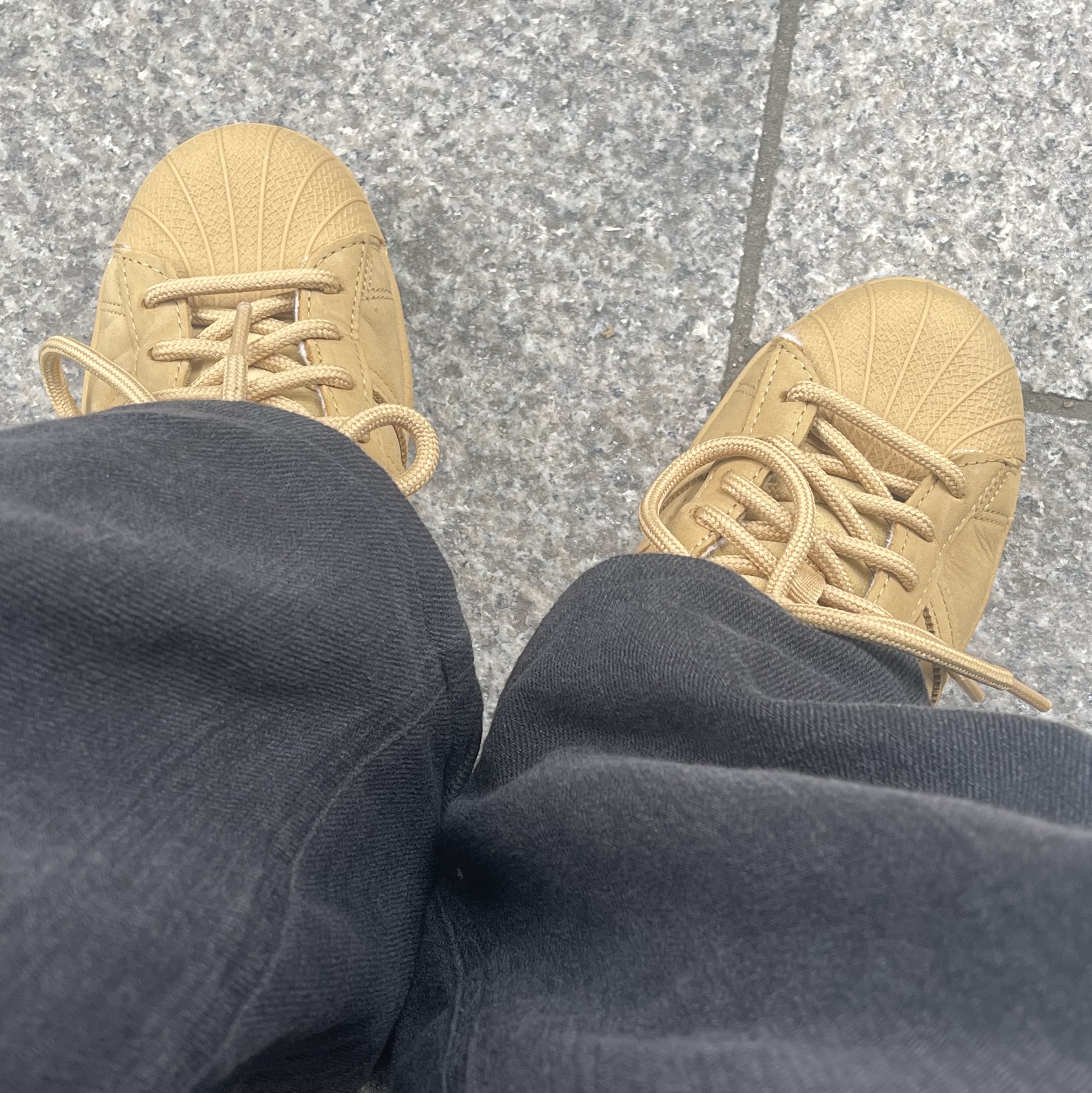 Adidas Superstar Golden Beige 착용 스타일