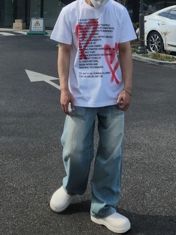 The Museum Visitor Heart Sprayed T-Shirt White 착용 스타일