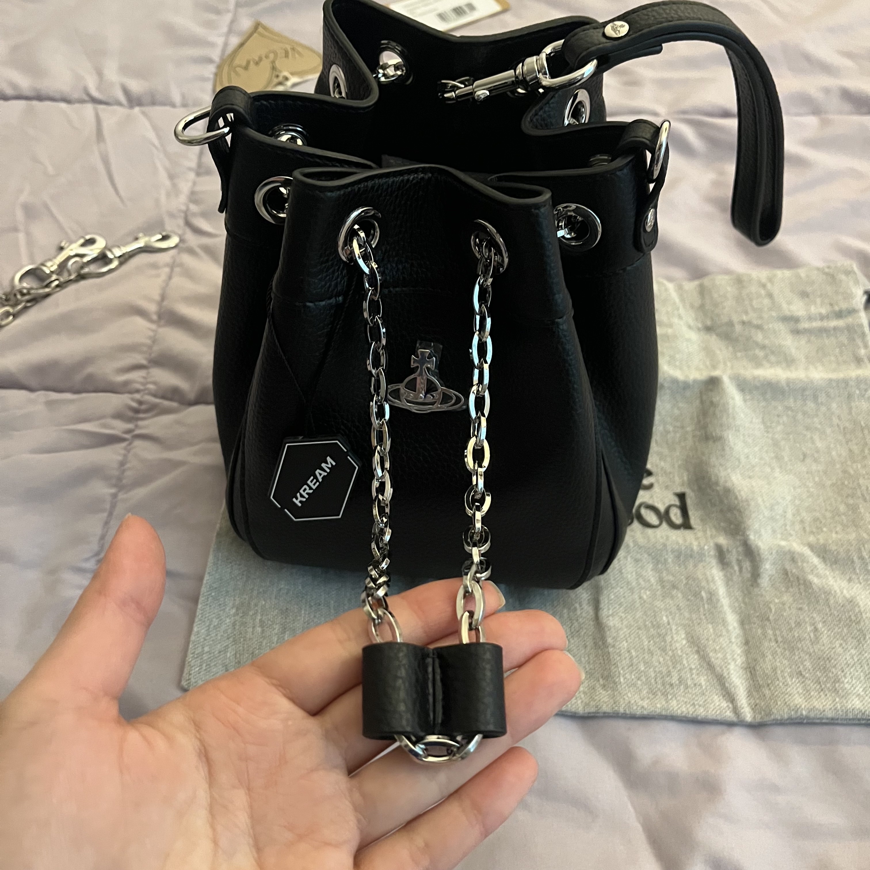 Vivienne Westwood Chrissy Small Bucket Bag Black 착용 스타일 - 3