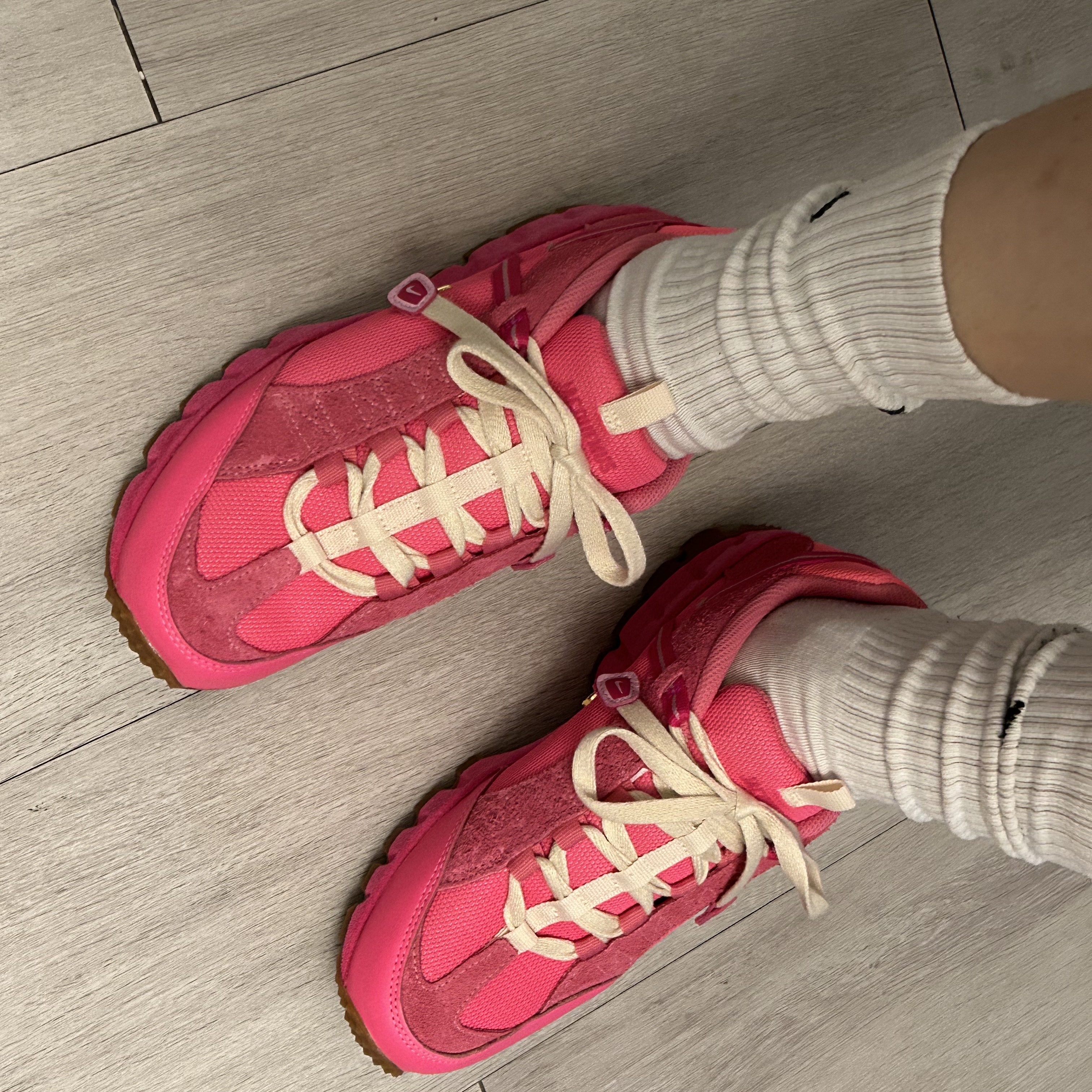 Nike x Jacquemus Air Humara LX Pink Flash 착용 스타일 - 2