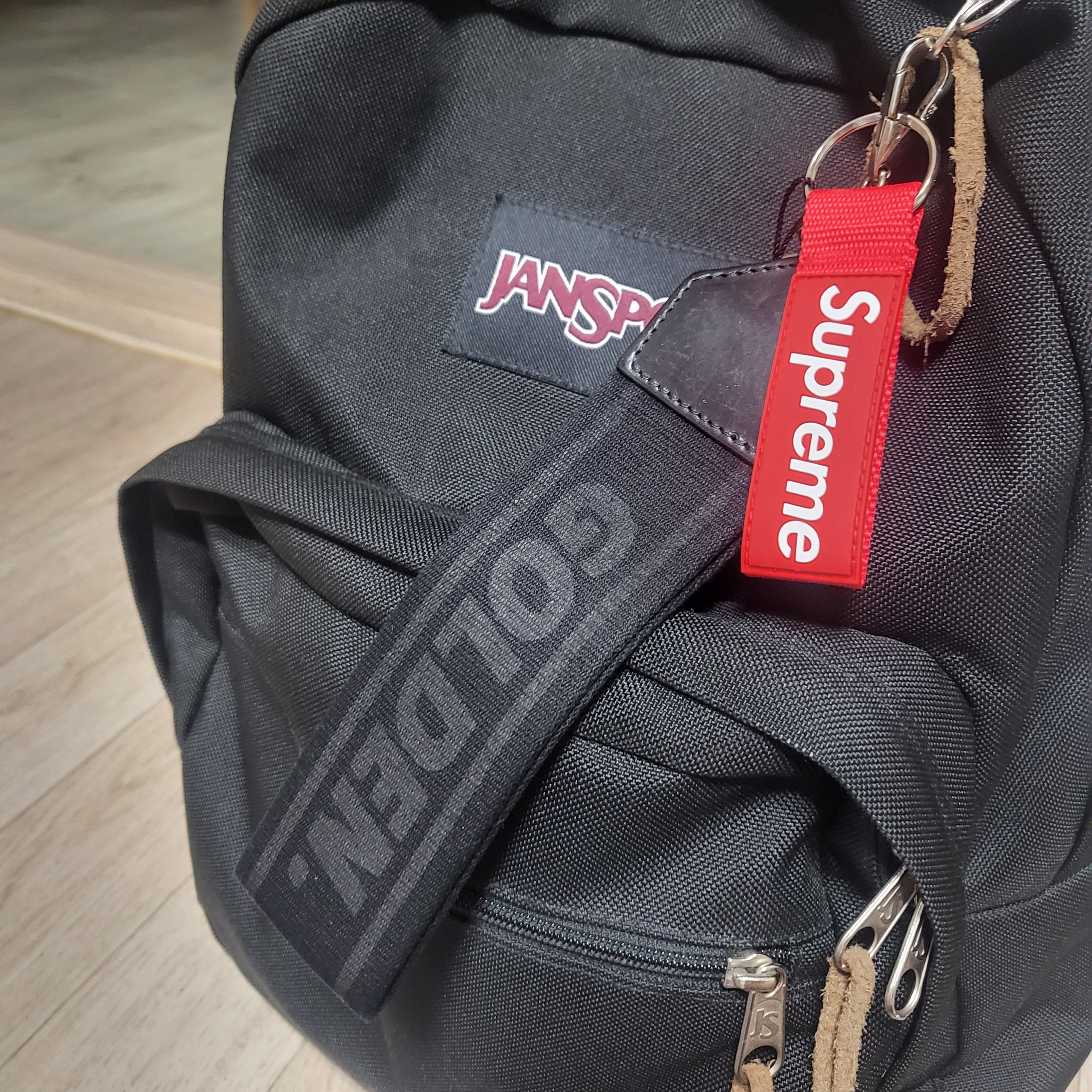 Supreme Webbing Keychain Red - 23SS, Vans x Peaches. Cap Black 착용 스타일 - 1