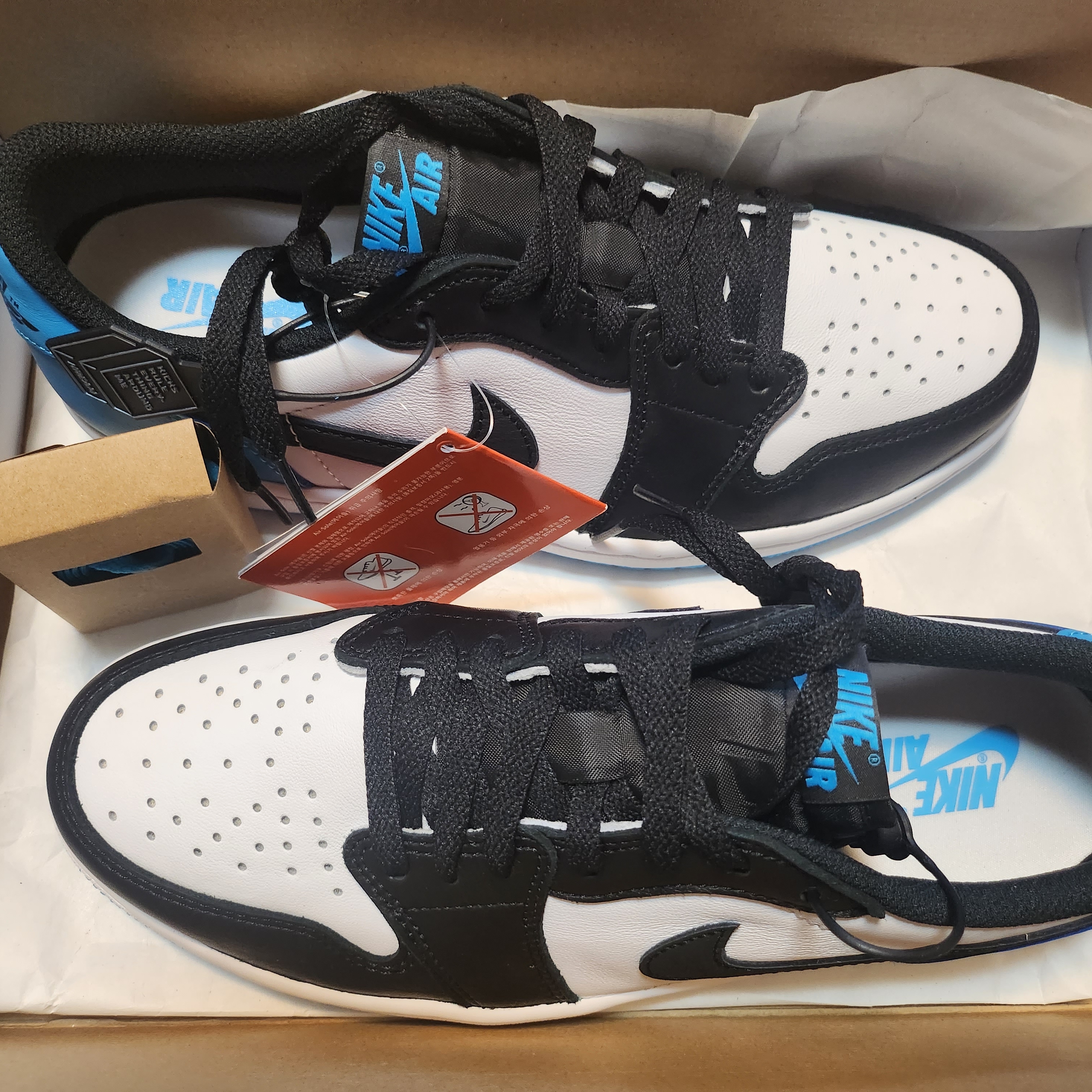 Jordan 1 Retro Low OG Black and Dark Powder Blue 착용 스타일 - 2