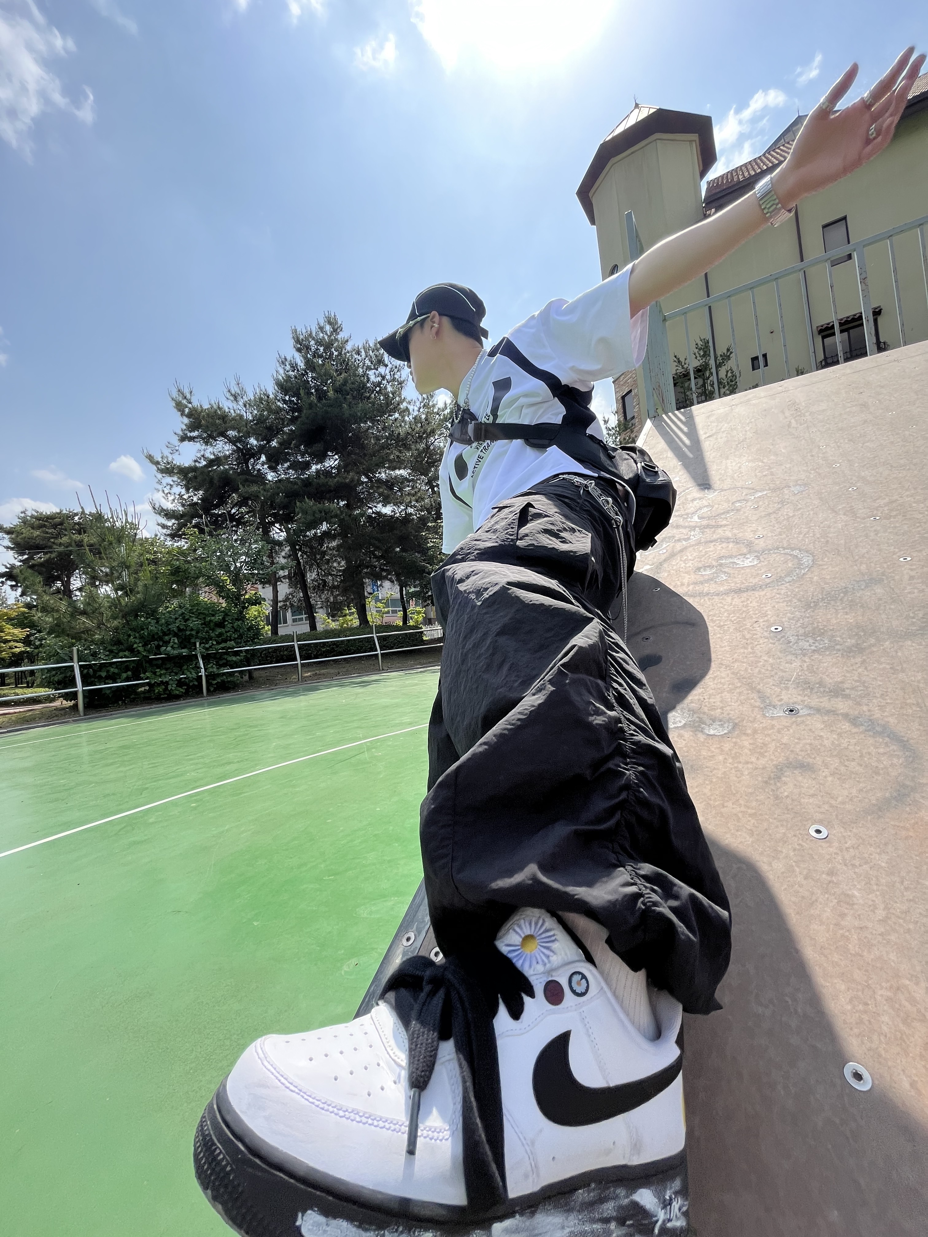 Nike Air Force 1 Low White Black 착용 스타일 - 1
