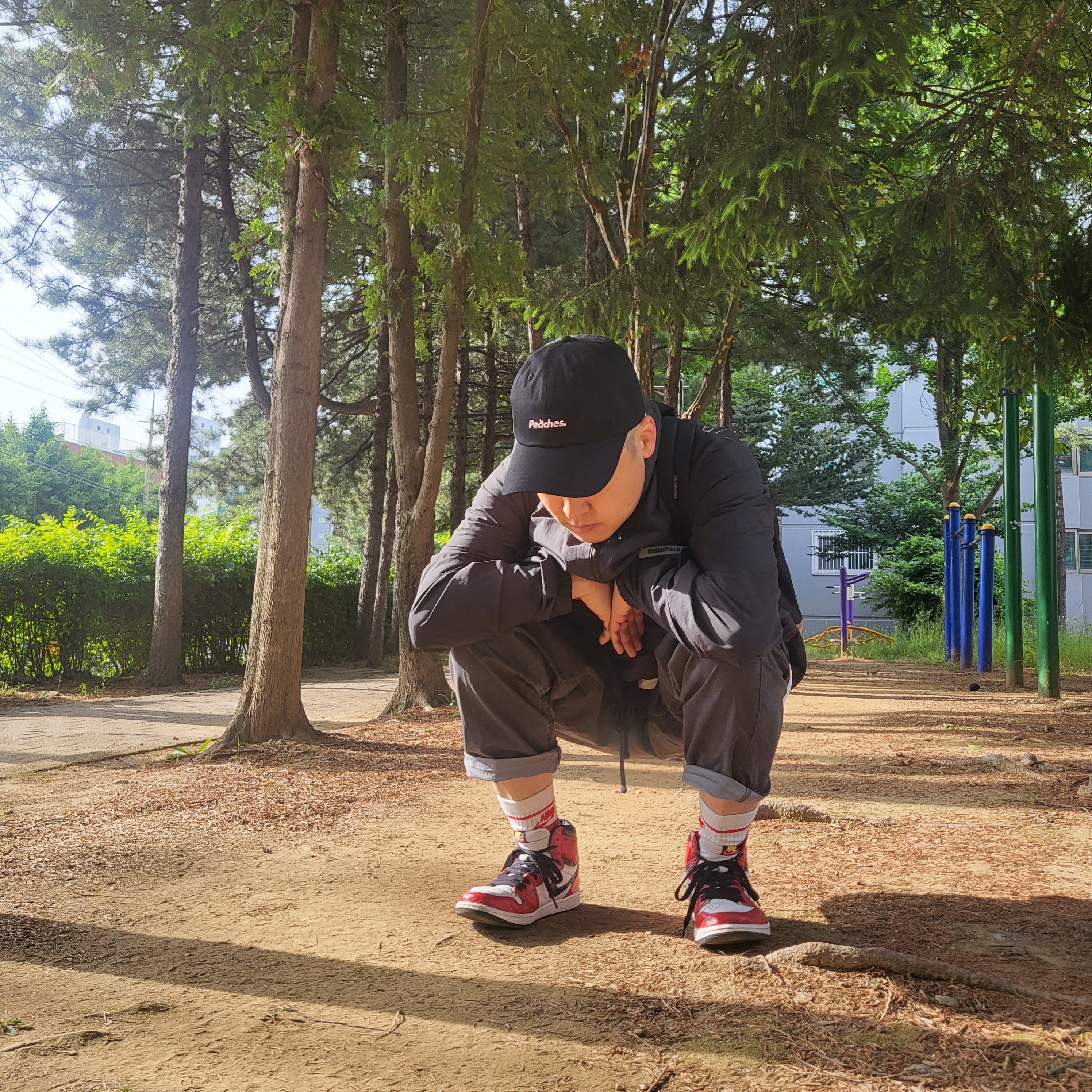 Supreme Webbing Keychain Red - 23SS, Vans x Peaches. Cap Black 착용 스타일 - 2