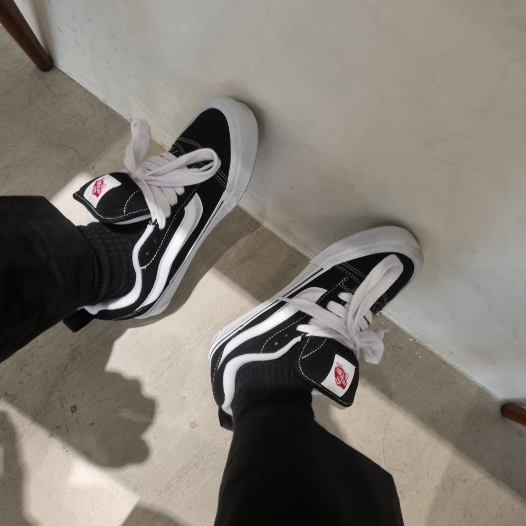 Vans Knu-Skool Black True White 착용 스타일