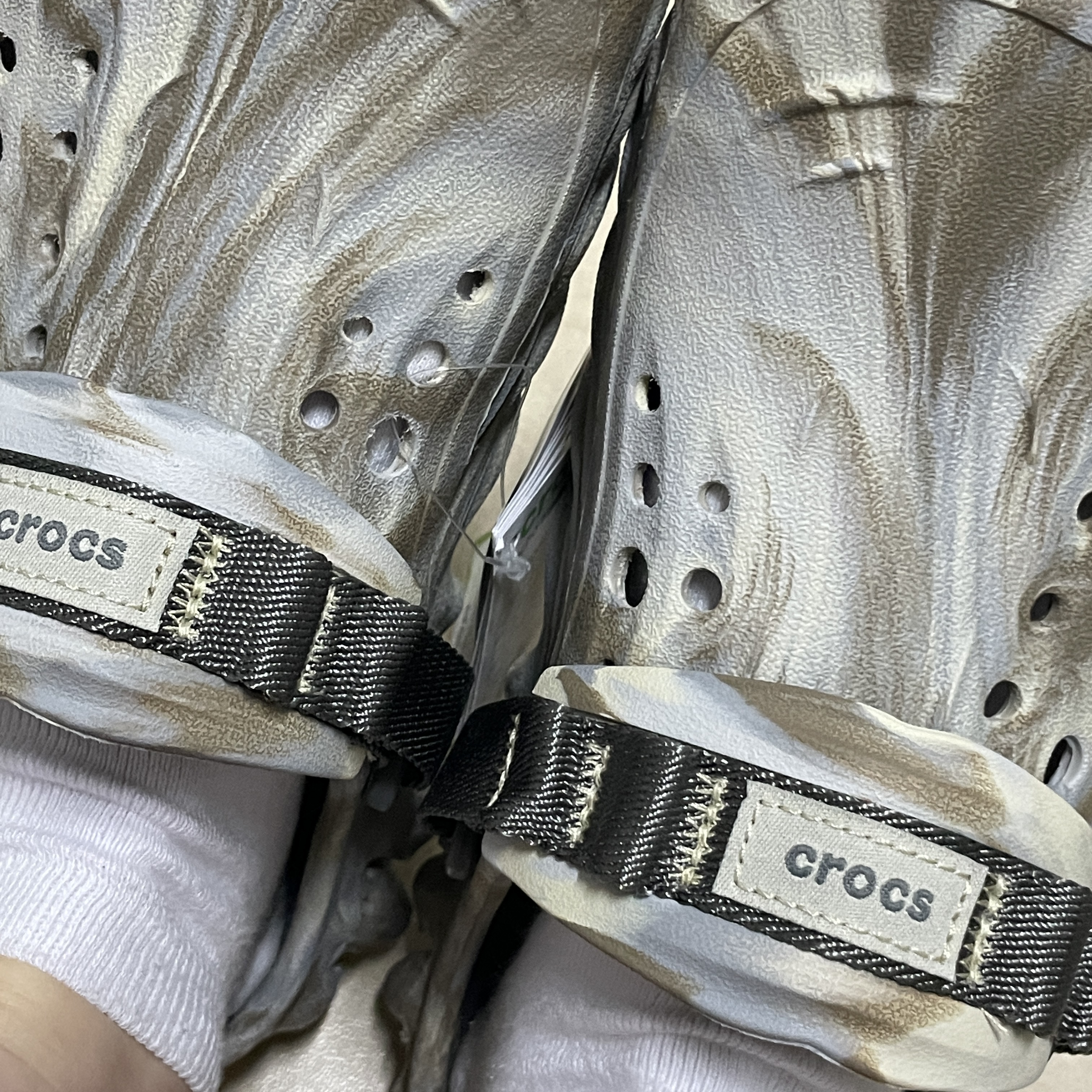 Crocs Echo Marbled Clog Bone Multi 착용 스타일