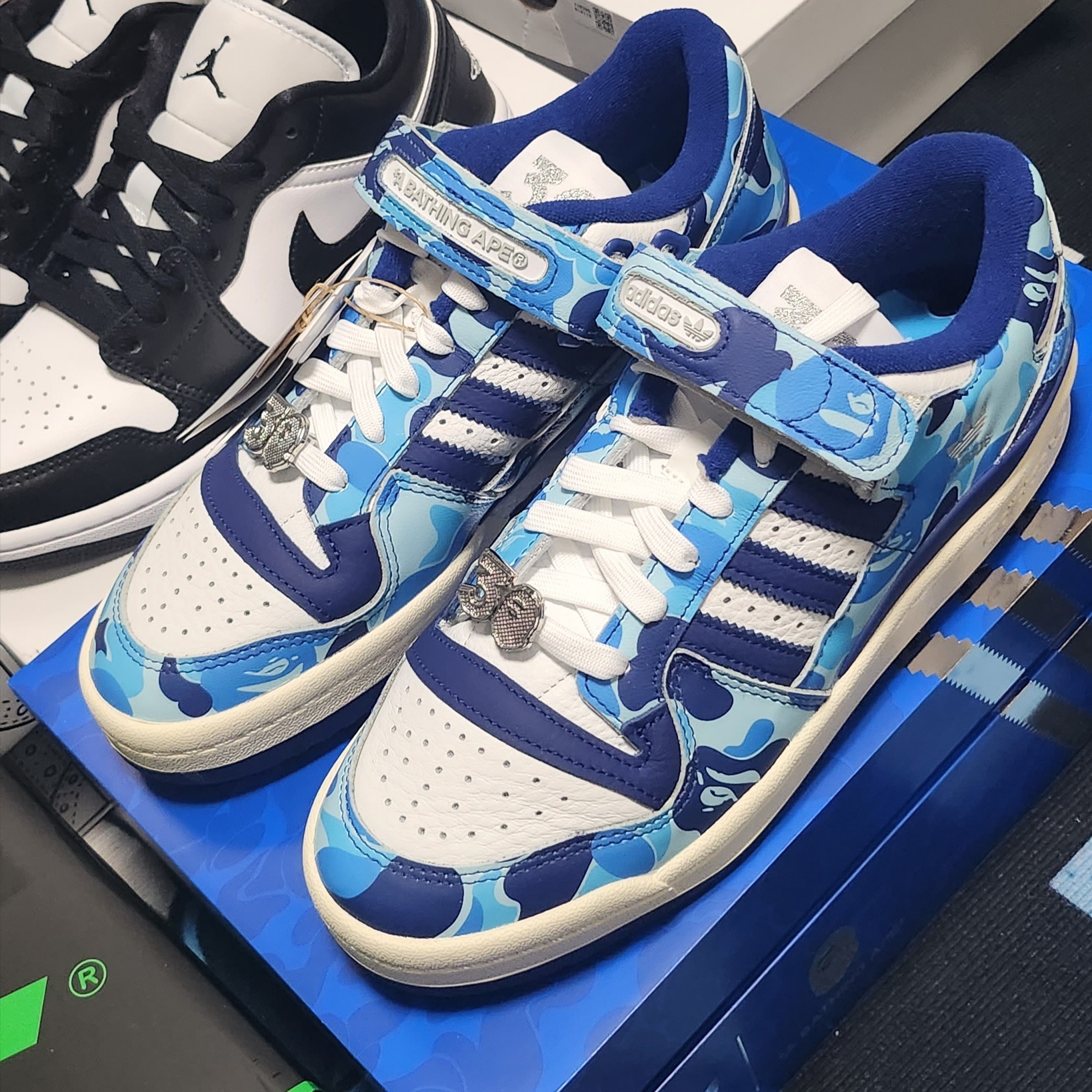 Adidas x BAPE Forum 84 Low Blue Camo, Jordan 1 Retro High Spider-Man Next Chapter 착용 스타일 - 2