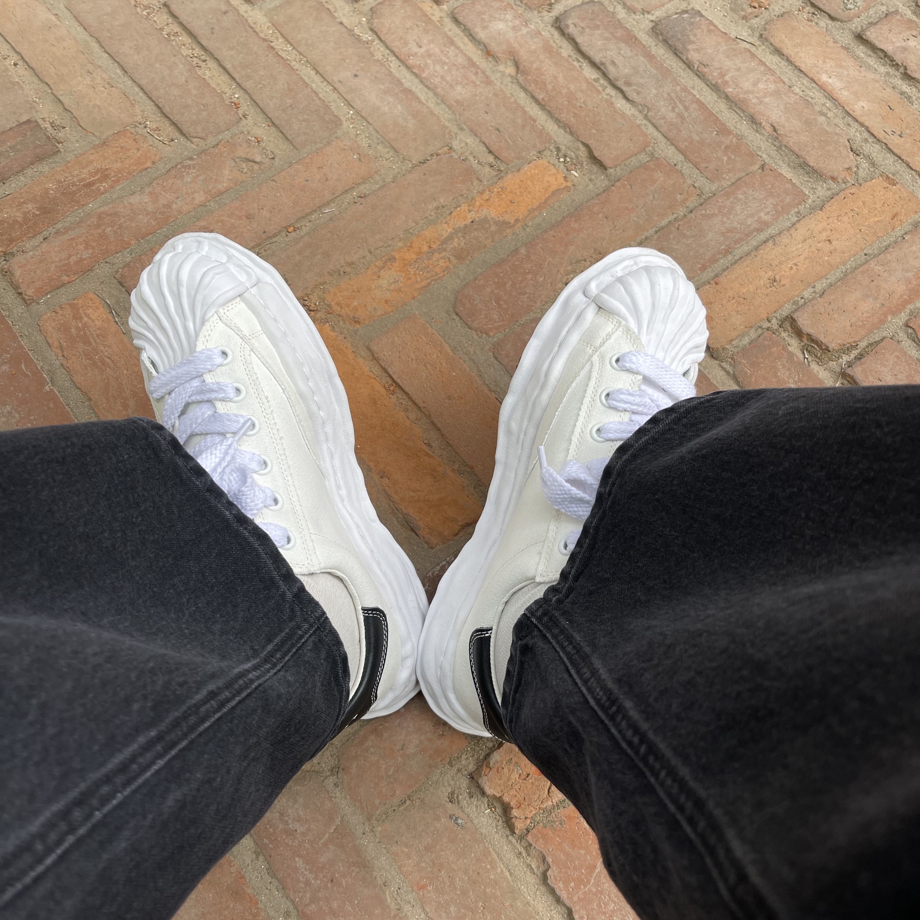 Maison Mihara Yasuhiro Blakey OG Sole Canvas Low-top Sneakers White 착용 스타일