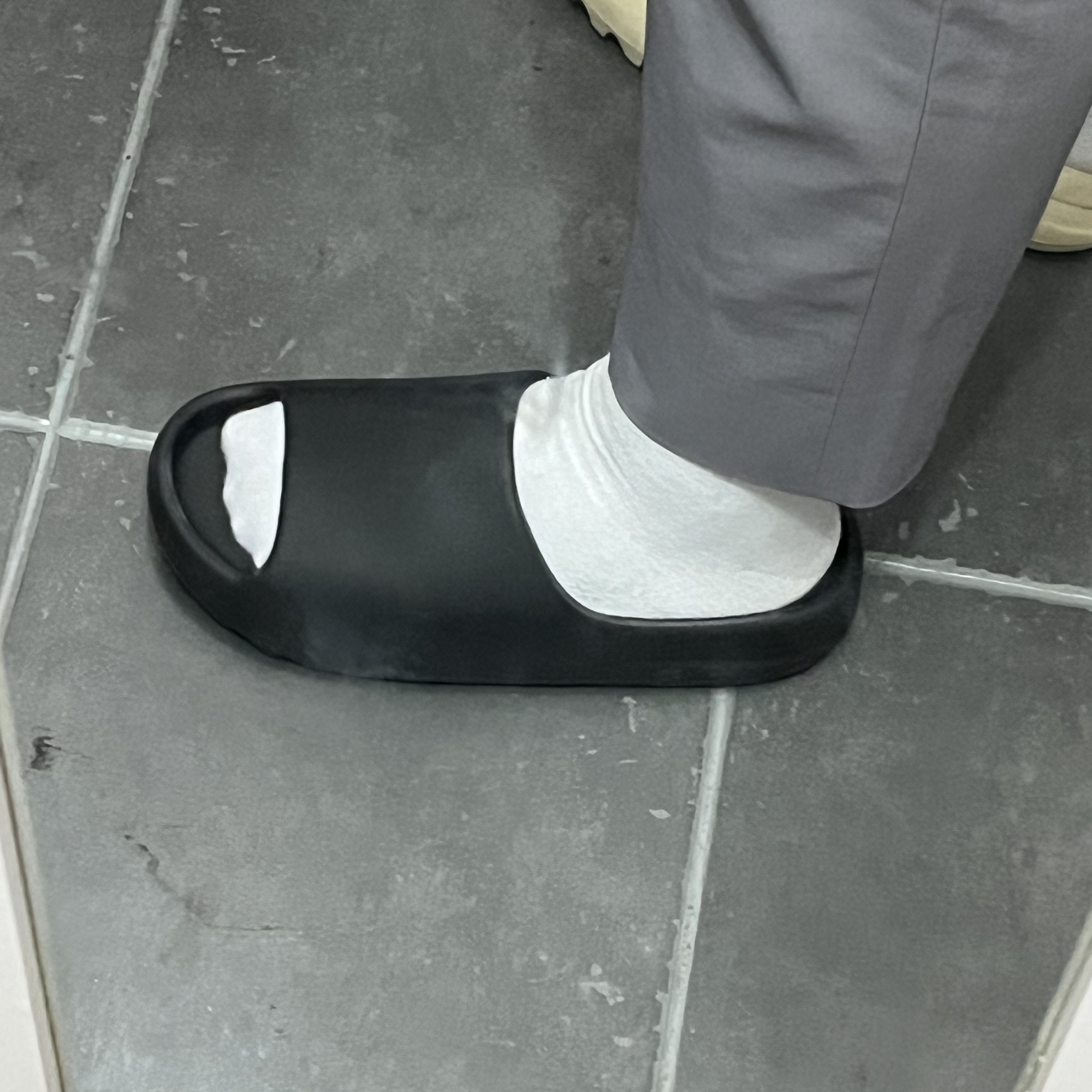 Adidas Yeezy Slide Onyx, Adidas Yeezy Slide Bone 2022/2023 착용 스타일 - 3