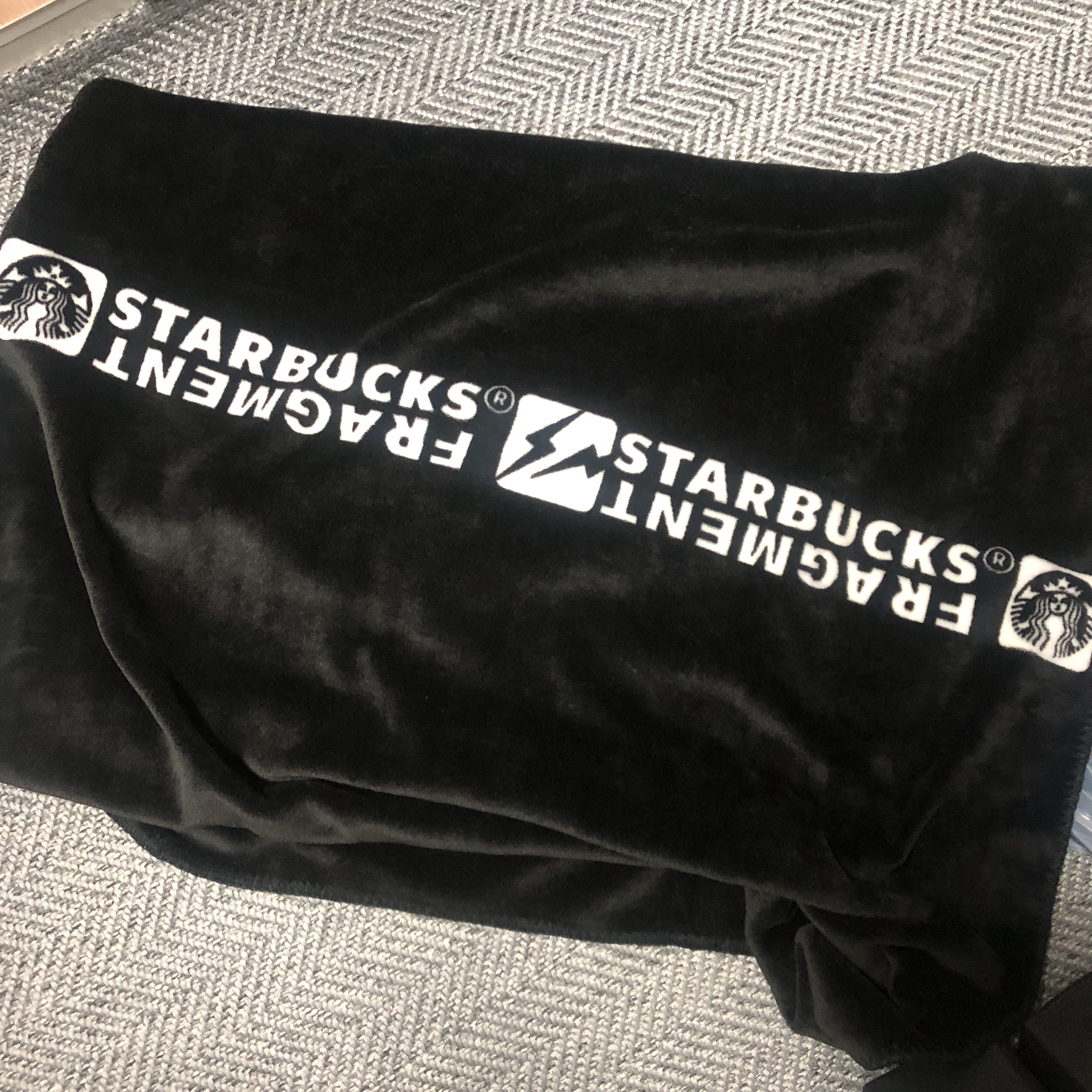 Starbucks x Fragment Cafe Blanket Black 착용 스타일