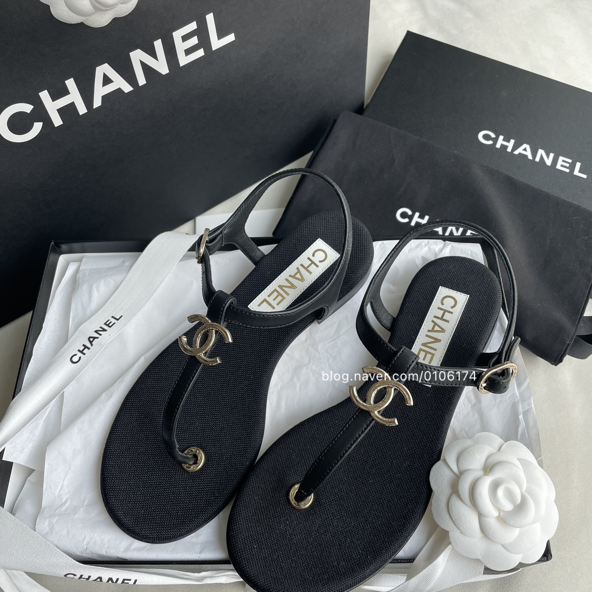 (W) Chanel Sandals Lambskin Metal & Black 착용 스타일