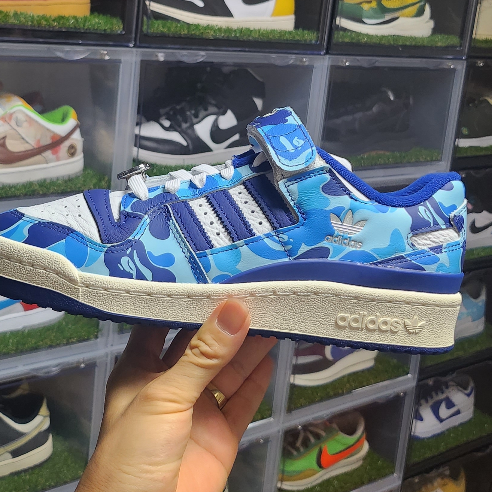 Adidas x BAPE Forum 84 Low Blue Camo, Jordan 1 Retro High Spider-Man Next Chapter 착용 스타일 - 1