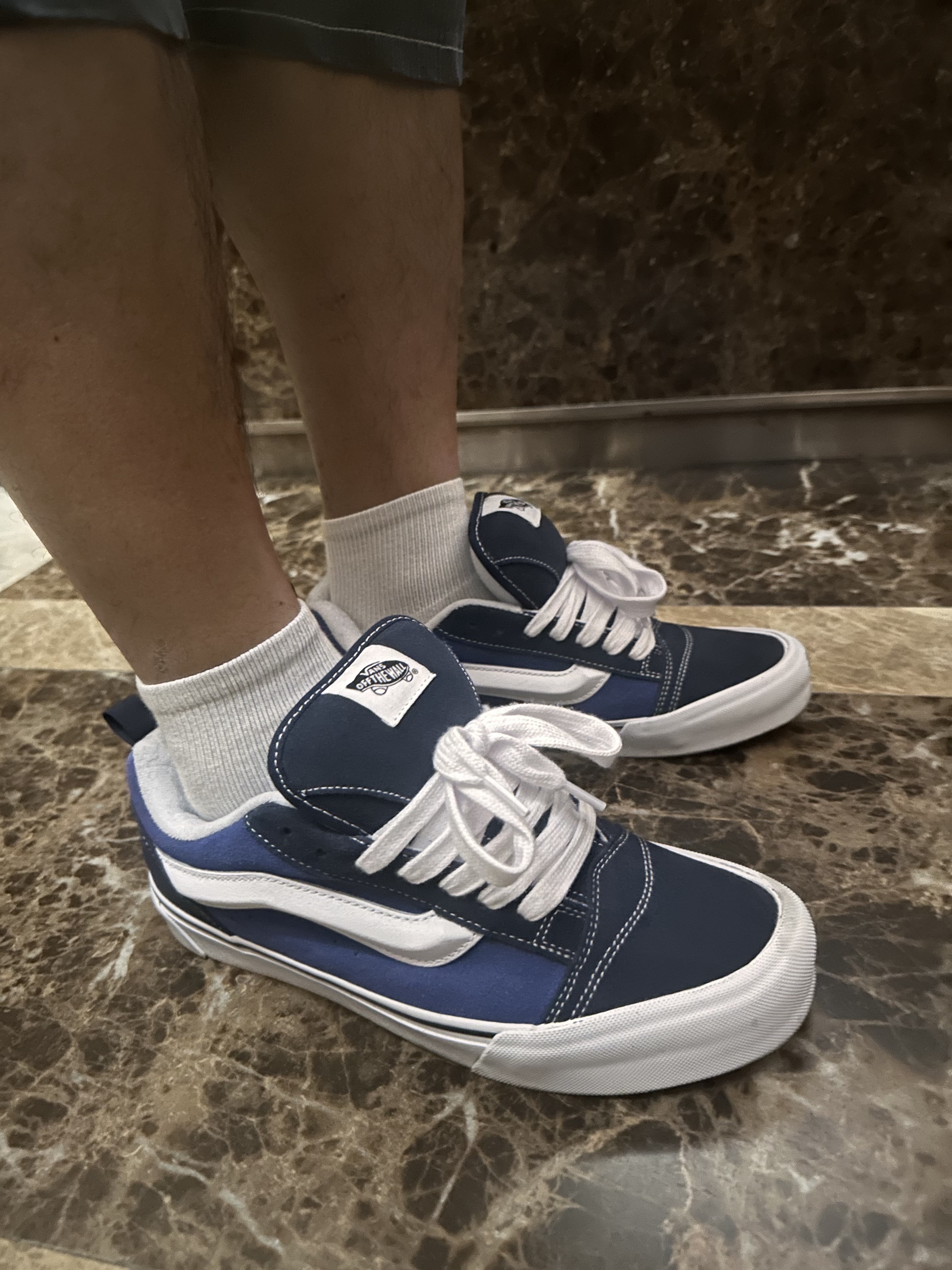 Vans Knu-Skool Navy True White, Stussy Stock Low Pro Cap Black 착용 스타일 - 3