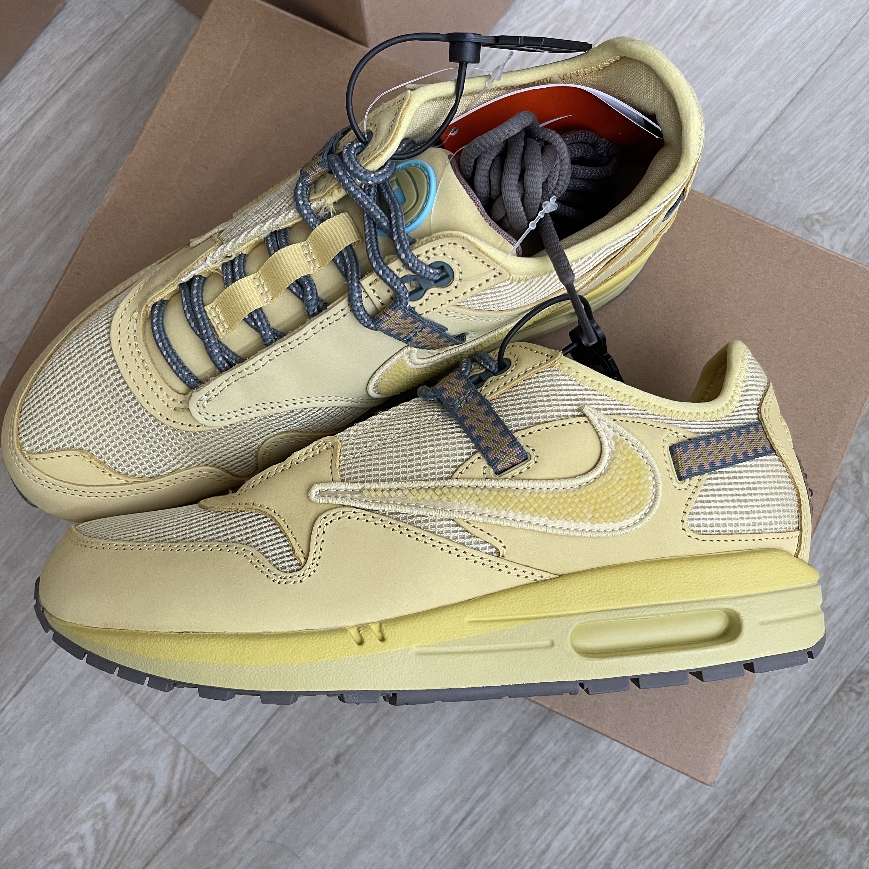 Nike x Travis Scott Air Max 1 Cact.us Gold 착용 스타일 - 3