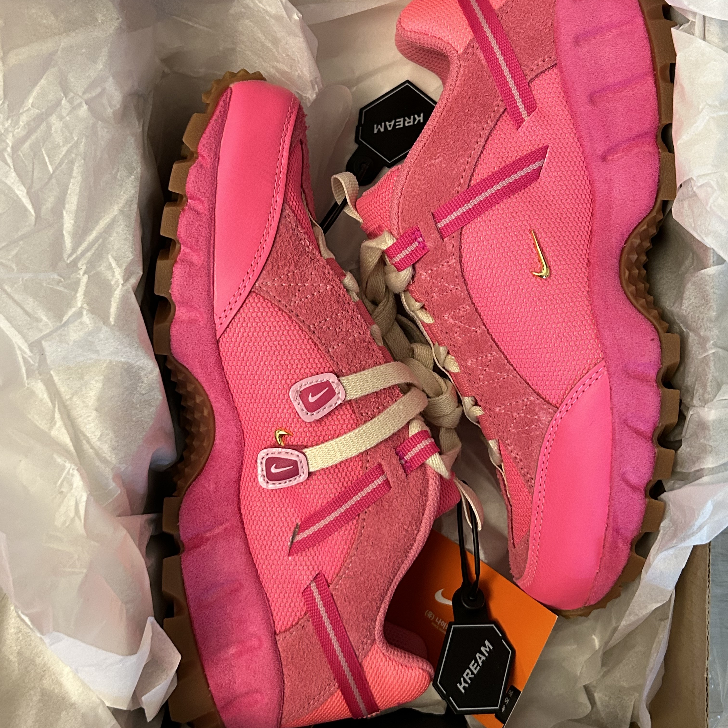 Nike x Jacquemus Air Humara LX Pink Flash 착용 스타일 - 3